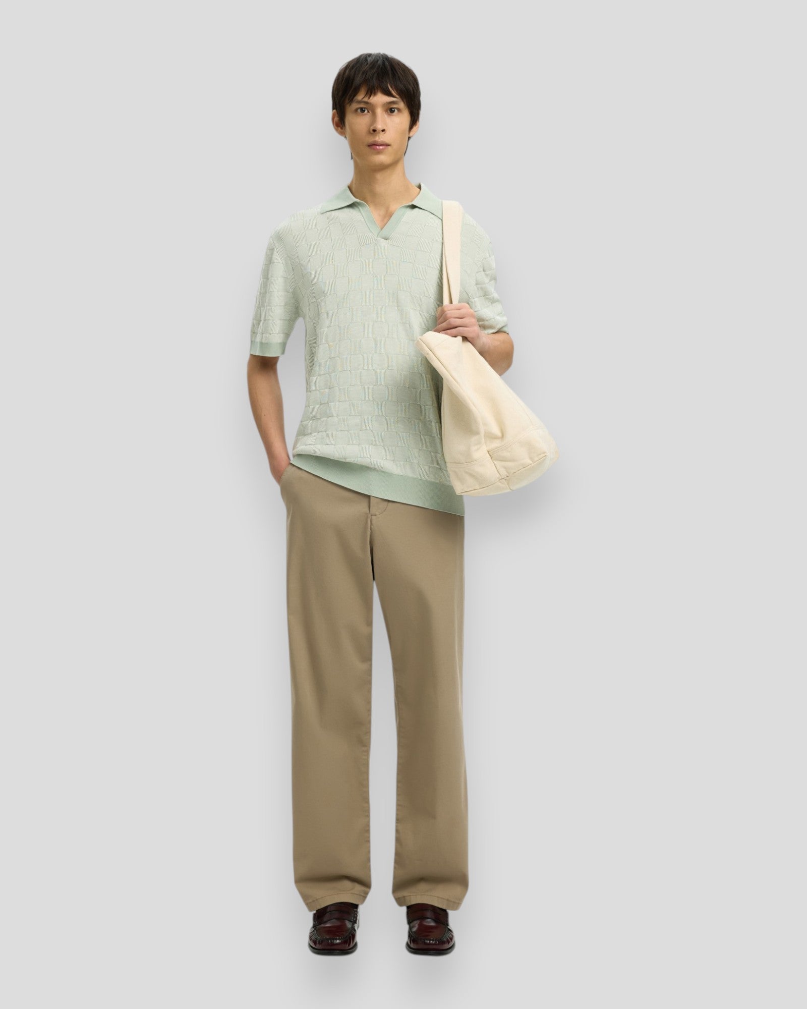 Selected Milas SS Knit afslappet polo i aqua grå med åbne krave og egret detaljer, perfekt til sommerbrug.