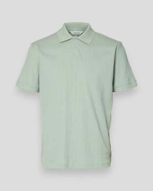 Aqua gråt Selected Cole Rib SS polo til mænd, vises med krave og knapper, afslappet stil, tæt på kroppen.