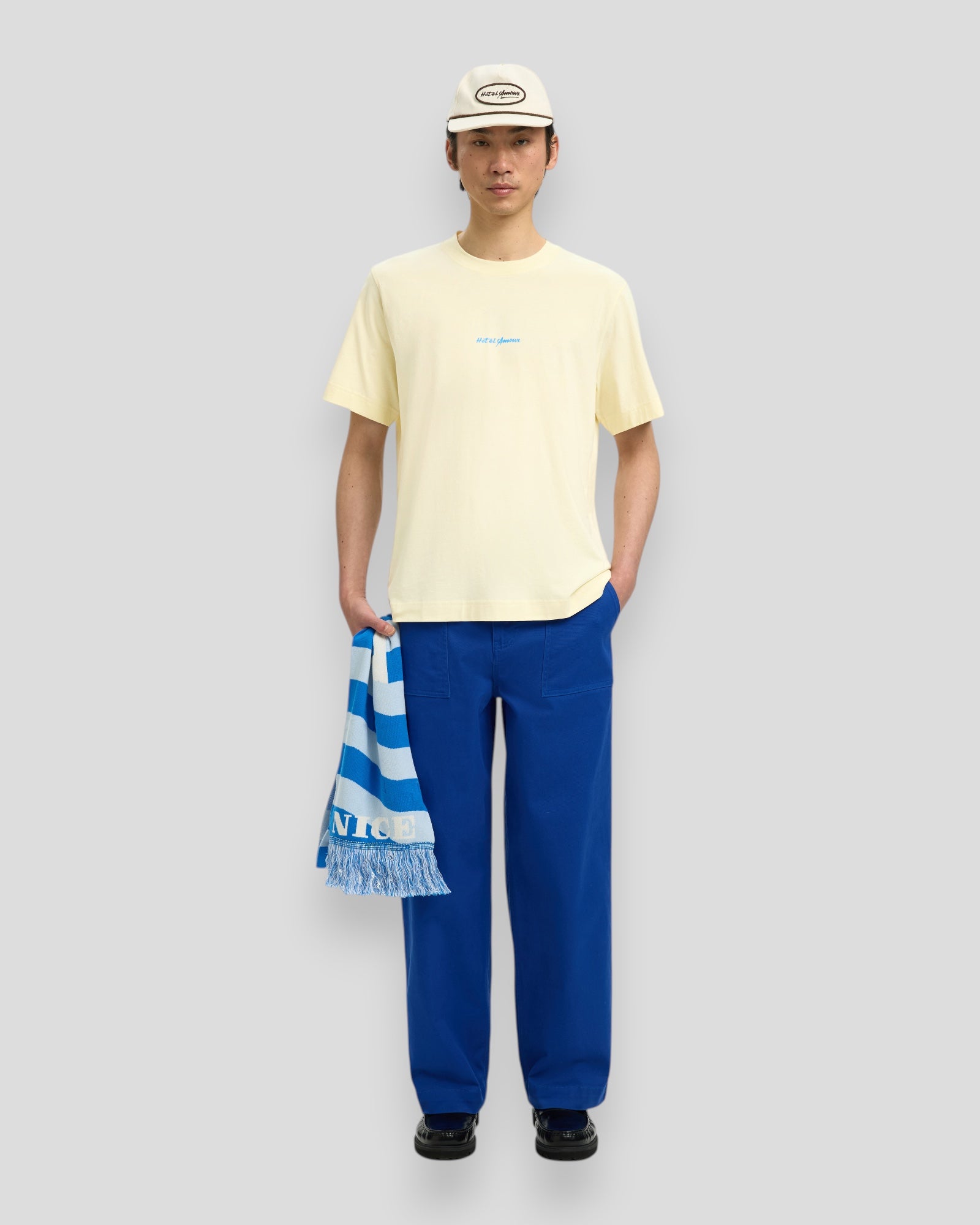 Hvid Selected Elias SS O-Neck T-shirt til mænd med "Hotel Amour - Afterglow" print, let og behagelig sommer T-shirt.