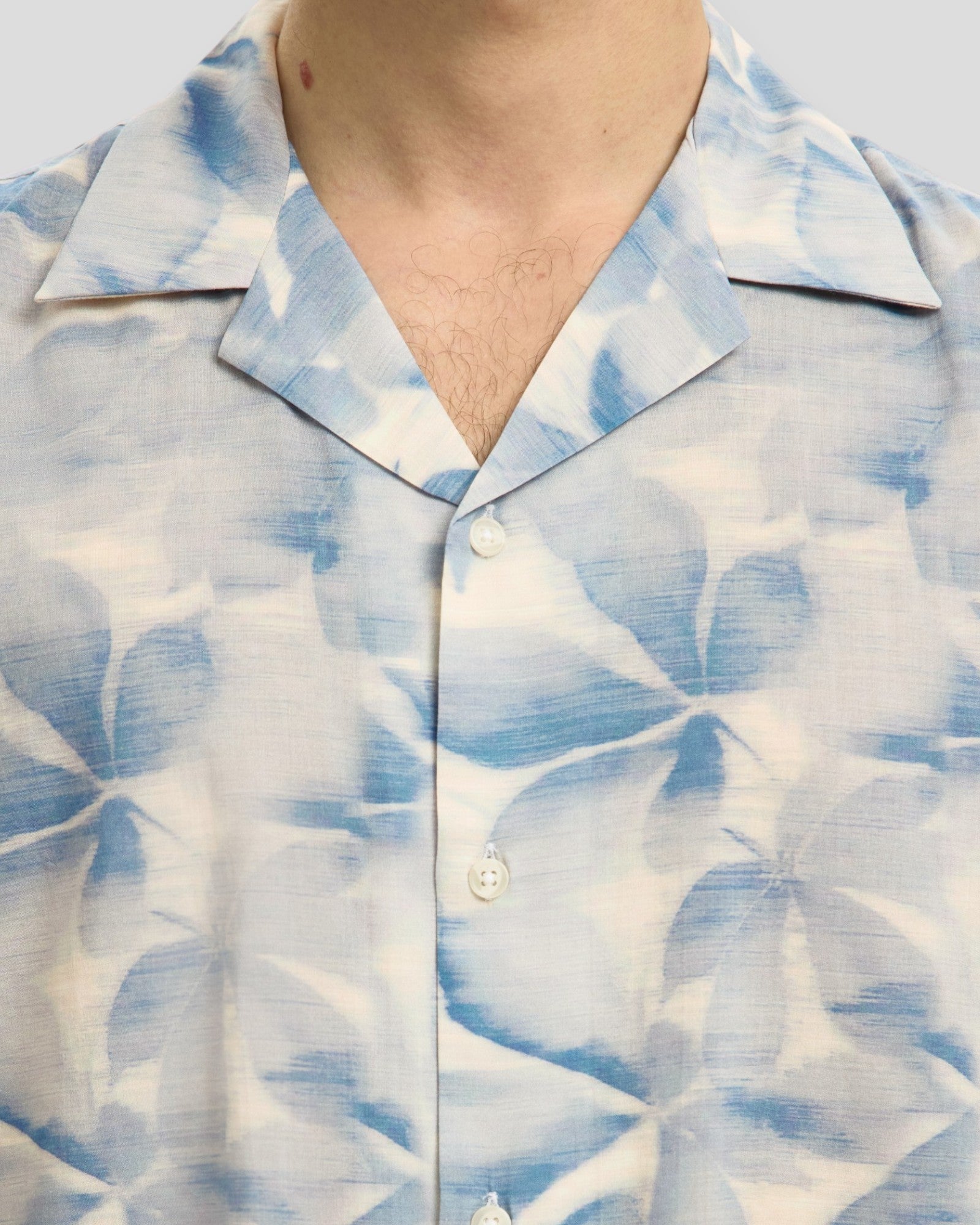 Selected Casper-Air Relaxed Mix SS Shirt in Blue Mirage Leaves with a casual fit and tropical leaf pattern.