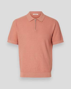 Mænds rosa polo med lynlås fra Selected, strikket struktur, afslappet og stilfuldt forår- og sommerlook.