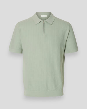 Aqua gråt Selected Can SS Knit Structure Zip Polo for mænd med lynlås og struktureret knit stof, vist på mannequin.