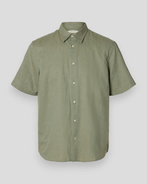 Klassisk Selected Regular Claus Clay Linen Blend SS Skjorte i vetiverfarvet bomuld og hørmateriale.