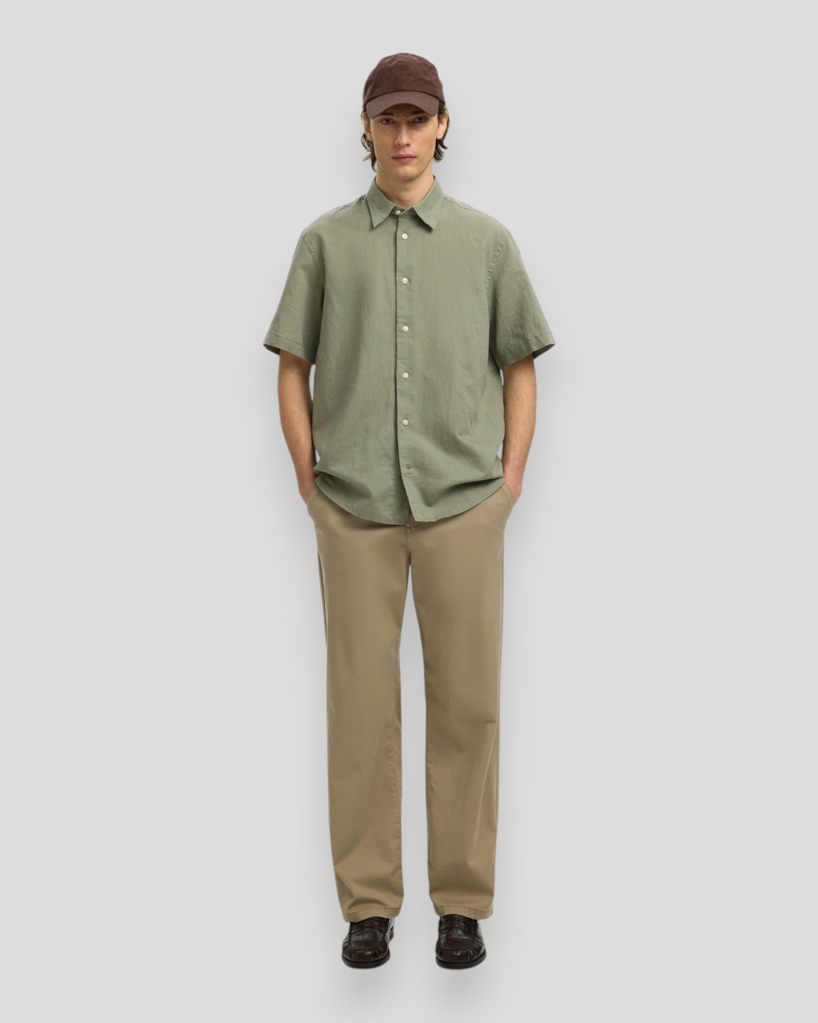 Drenge- eller herreshirt i Claus Clay Linen Blend fra Selected i vetiver farve, med kortærmet design og afslappet stil