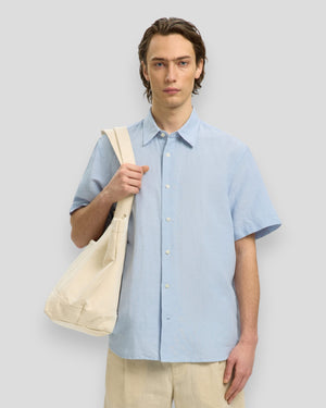 Mænds Regular Claus Clay Linen Blend skjorte fra Selected i støvet blå med hvide detaljer, casual og let sommerlook