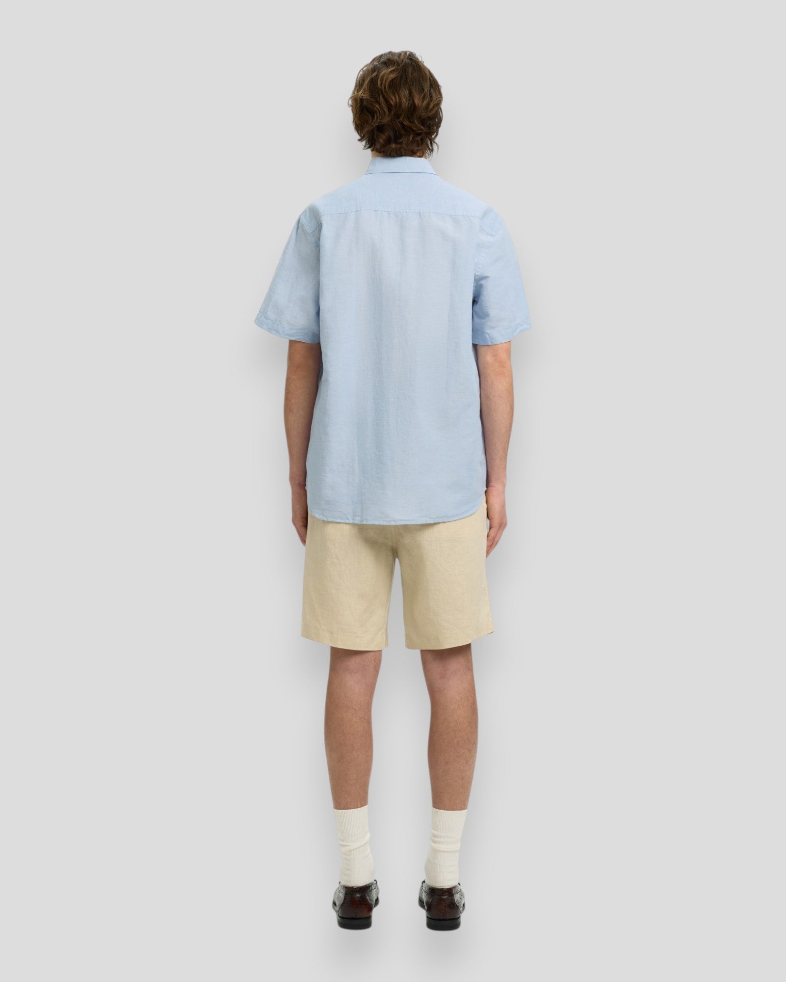 Selected Regular Claus Clay Linen Bluse til mænd i Dusty Blue med hvide detaljer, let og åndbar sommer skjorte.