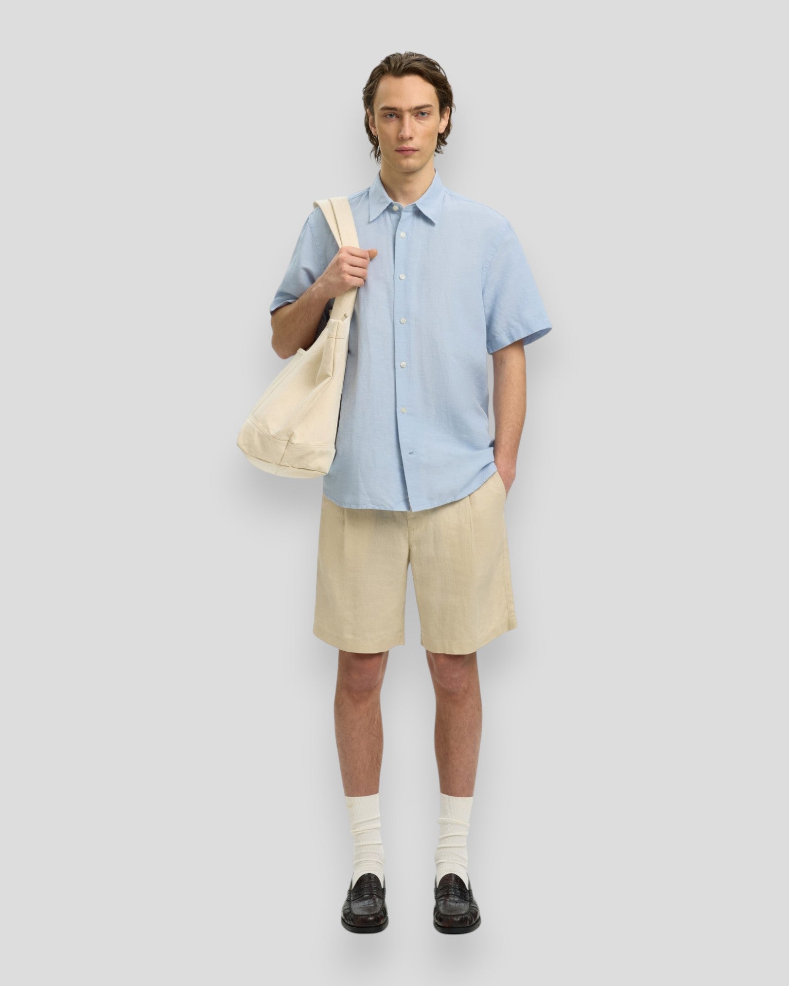 Selected Regular Claus Clay Linen Blend skjorte til mænd i dusty blue med hvid, let og åndbar sommer skjorte.