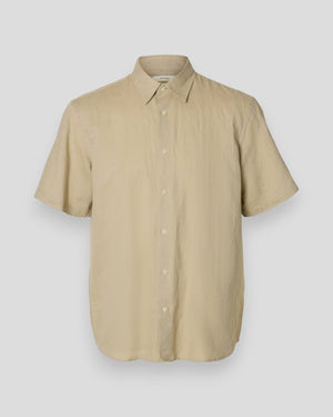 Selected Regular Claus Clay Linen Blend SS skjorte i ren kasmir, let og åndbar, vist i et stilfuldt design.