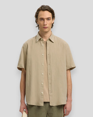 Mændes Selected Regular Claus Clay Linen Blend SS skjorte i bomulds- og cashmere-blanding, vises i naturfarver.