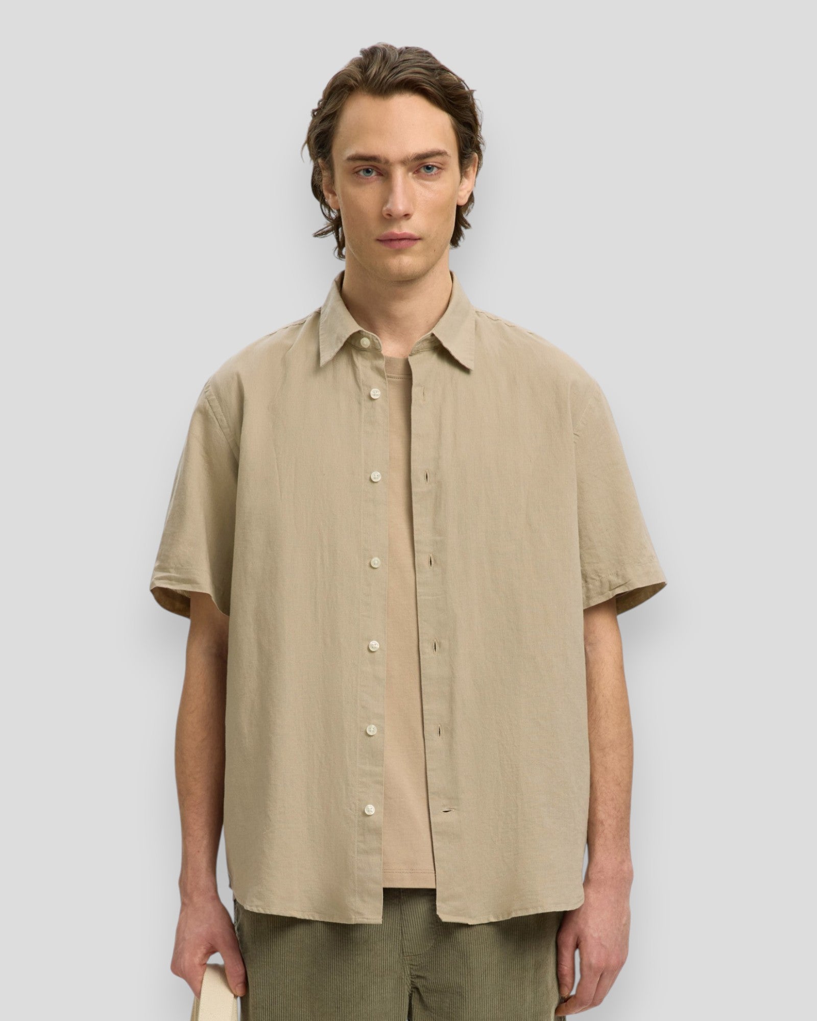 Selected Regular Claus Clay Linen Blend SS Skjorte i uld og cashmere, struktureret med lange ærmer og klassisk pasform