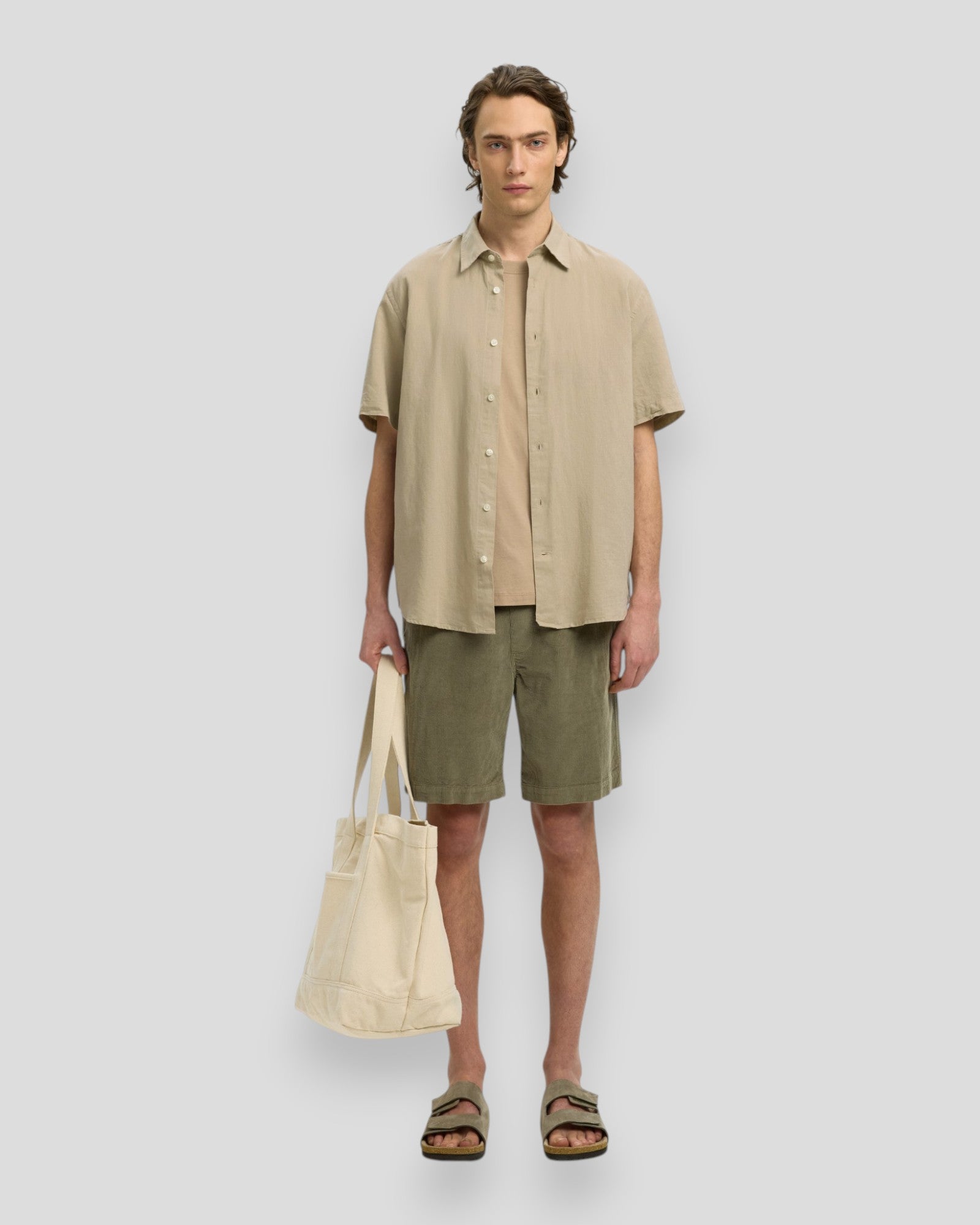 Mandlig Selected Regular Claus Clay Linen Blend SS skjorte i ren cashmere med let og åndbart stof, vist på modellen.