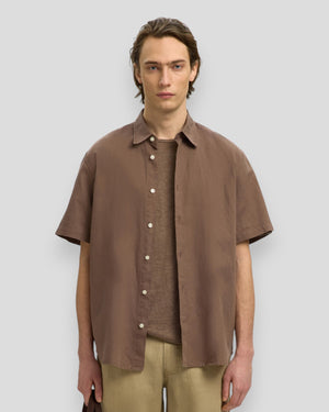 Selected Regular Claus Clay Linen Blend SS Skjorte i chokoladebrun med let tekstur og afslappet pasform.