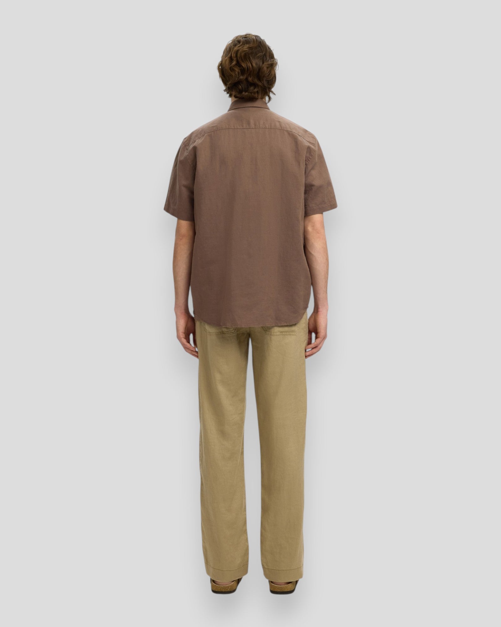 Manddragt i Regular Claus Clay Linen Blend skjorte fra Selected i chokolade chip farve, vises med knapper og casual pasform