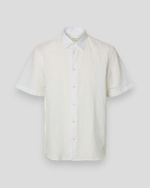 Hvid Selected Regular Claus Clay Linen Blend SS skjorte til mænd, vises fladt med knapper og let tekstureret stof.