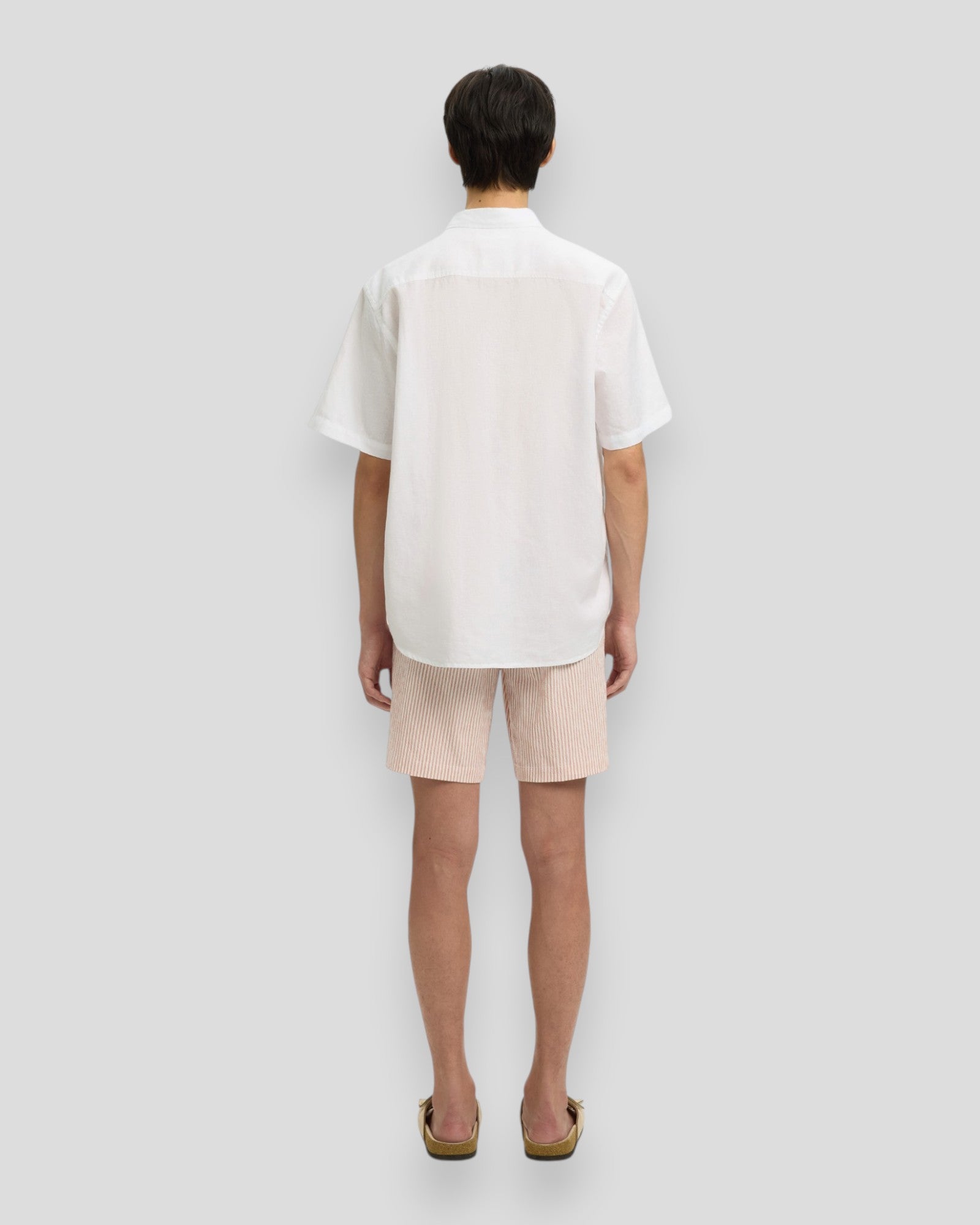 Hvid Selected Regular Claus Clay Linen Bluse til mænd, let og åndbar med klassisk snit og komfortabel pasform.