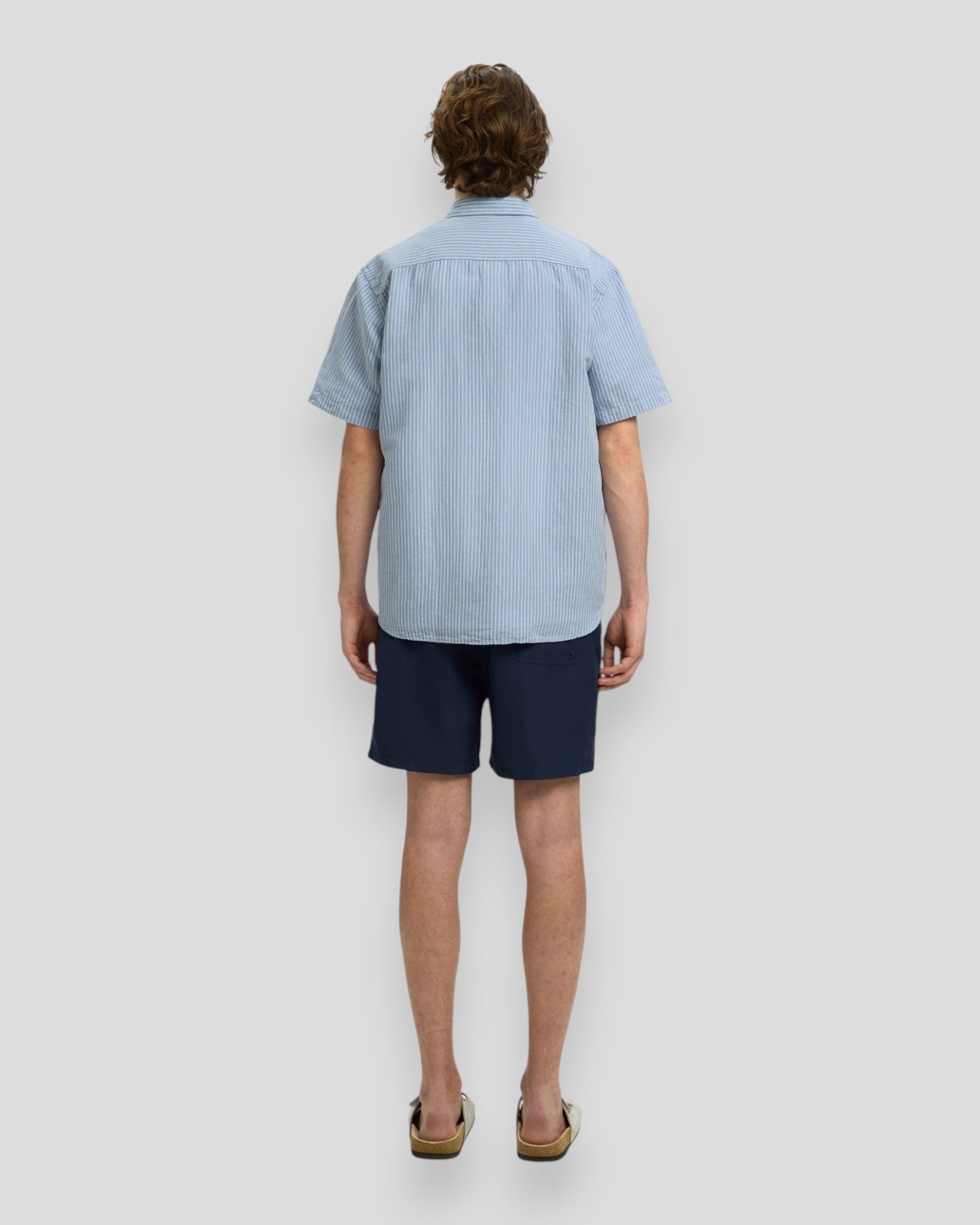 Mandskjorte i Claus Clay linneblanding fra Selected med dusty blue striber og hvid, let og komfortabel sommer skjorte.