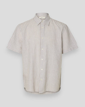Selected Regular Claus Clay Linen Blend herre skjorte med hvide striber og chokoladechips, let og åndbar til sommerbrug.