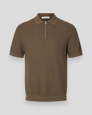 Selected Can SS Knit Structure Zip Polo i chokolade farve med struktureret stof og lynlås foran.