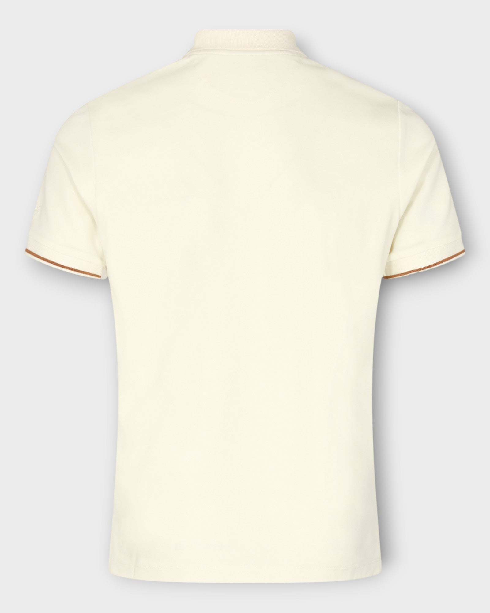 Harvey Polo SS Tee White fra Mos Mosh Gallery. Rå hvid poloshirt til mænd. Her set bagfra.