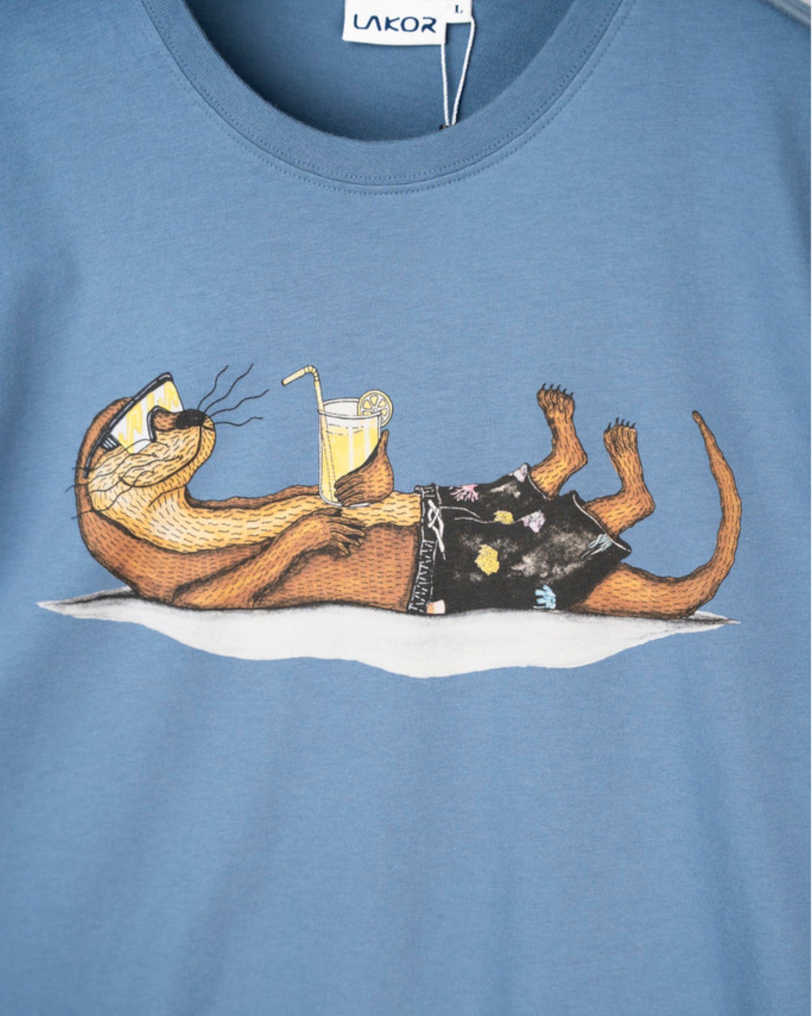 Lakor Otter Vacation Tee i Bering Sea med blåt design, vises på model, afslappet t-shirt til sommerbrug.