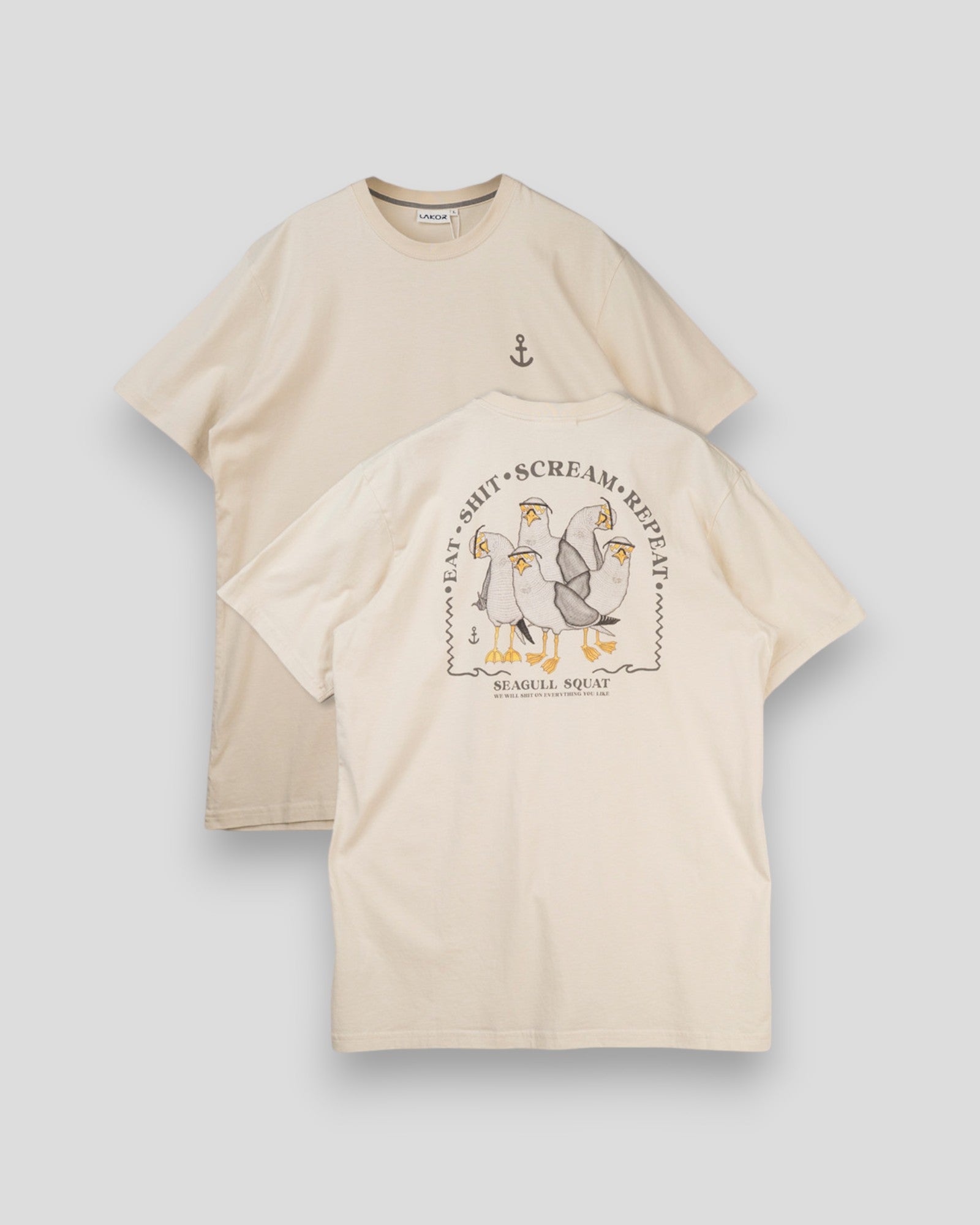 Lakor Seagull Squad T-shirt i regnvejrsdesign med sejlbåde og måger, afslappet pasform, hvid baggrund.