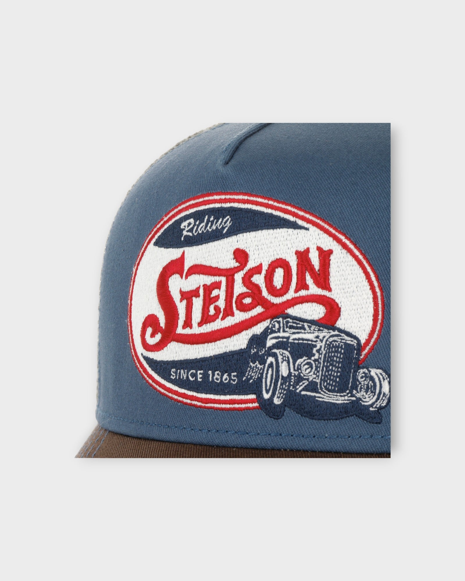 Trucker Cap Riding Hot Rod - Blå Stetson Kasket til Mænd med rød brodering. Her ses closeup af logoet.