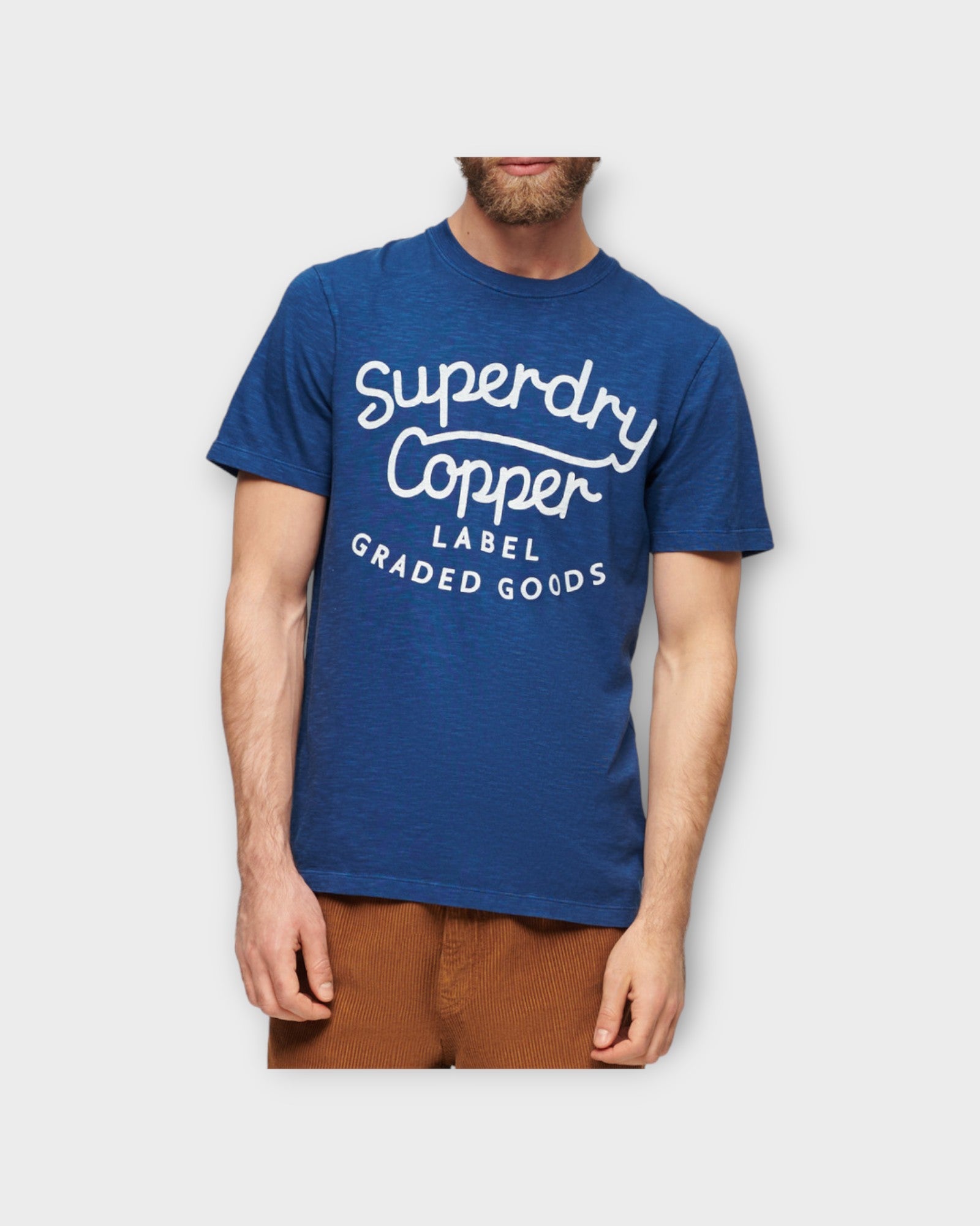 Copper Label Script Tee Pilot Mid Blue Slub. Blå printet Superdry Herre T-shirt. Her set i closeup.