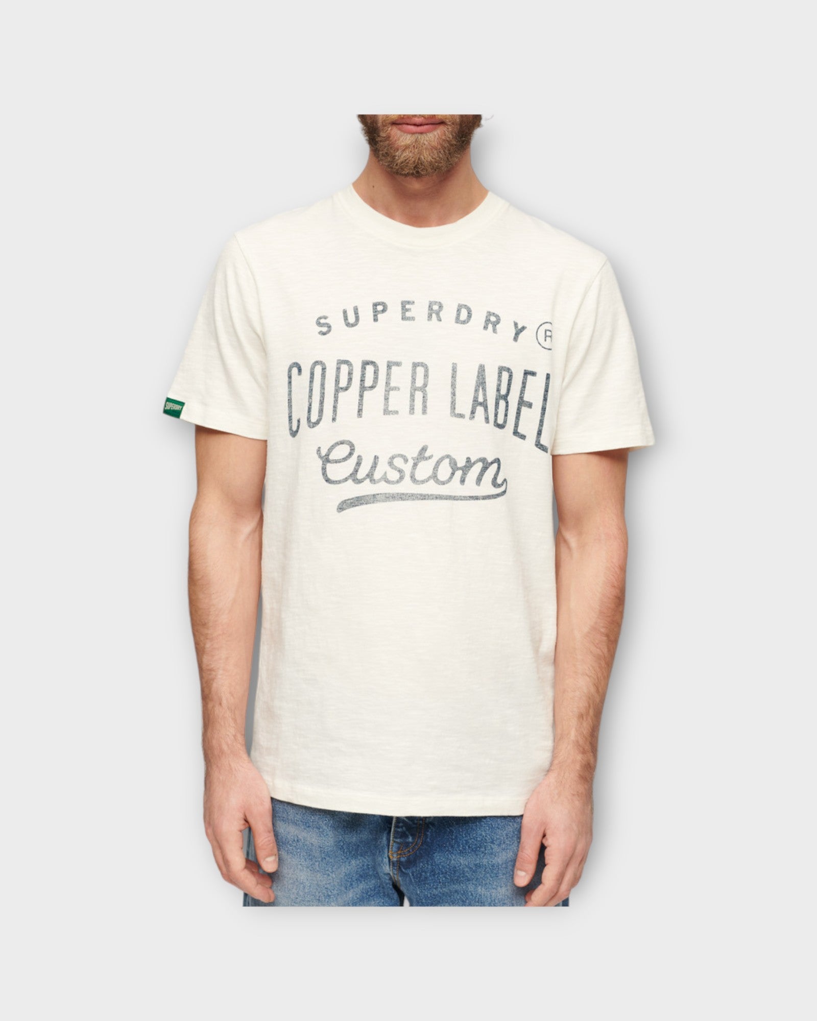 Copper Label Workwear Tee Cream Slub. Råhvid printet T-shirt i regular fit. Her set på model i closeup.