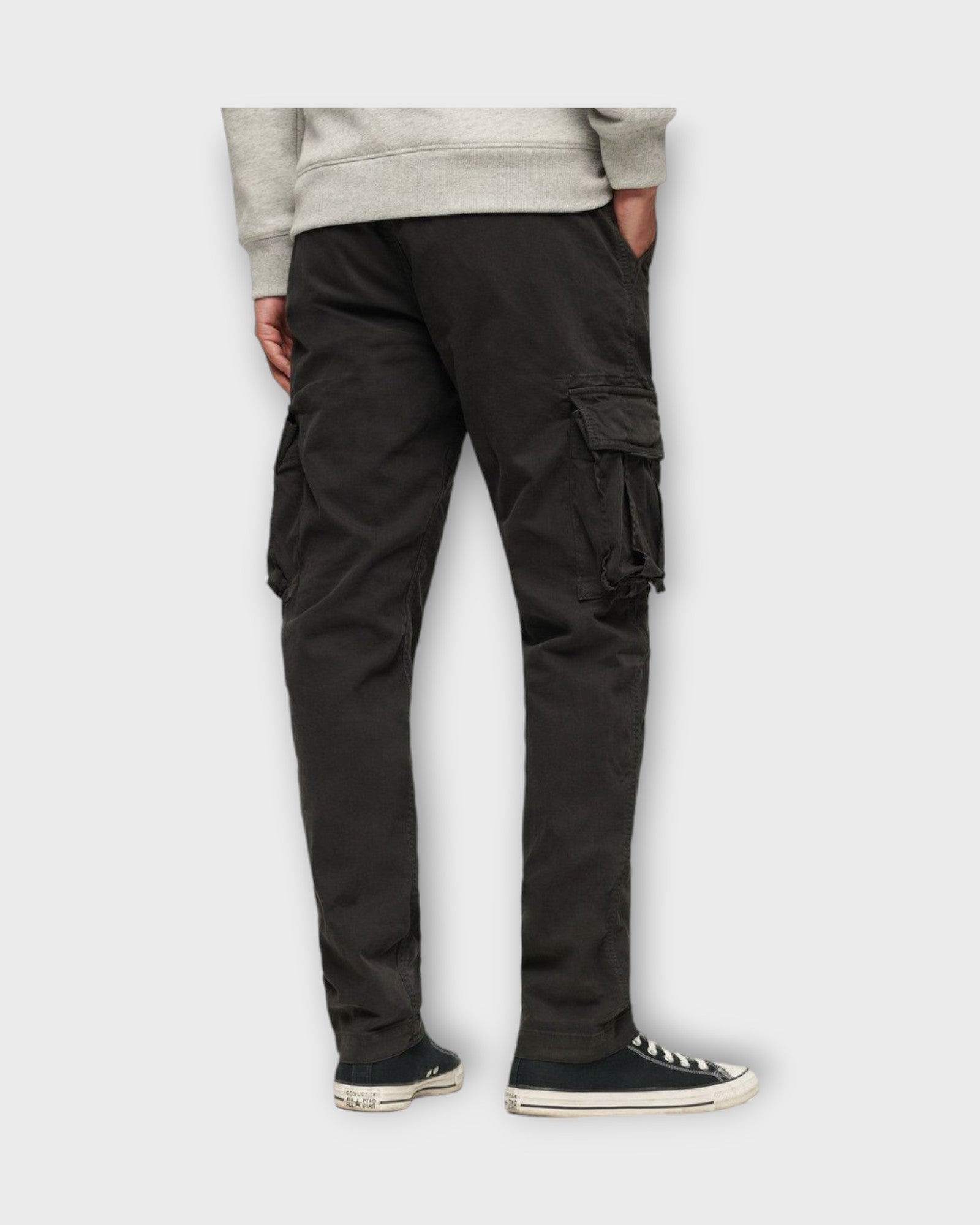 Core Cargo Pant Washed Black. Sorte Superdry Cargobukser til mænd. Her set model forfra.