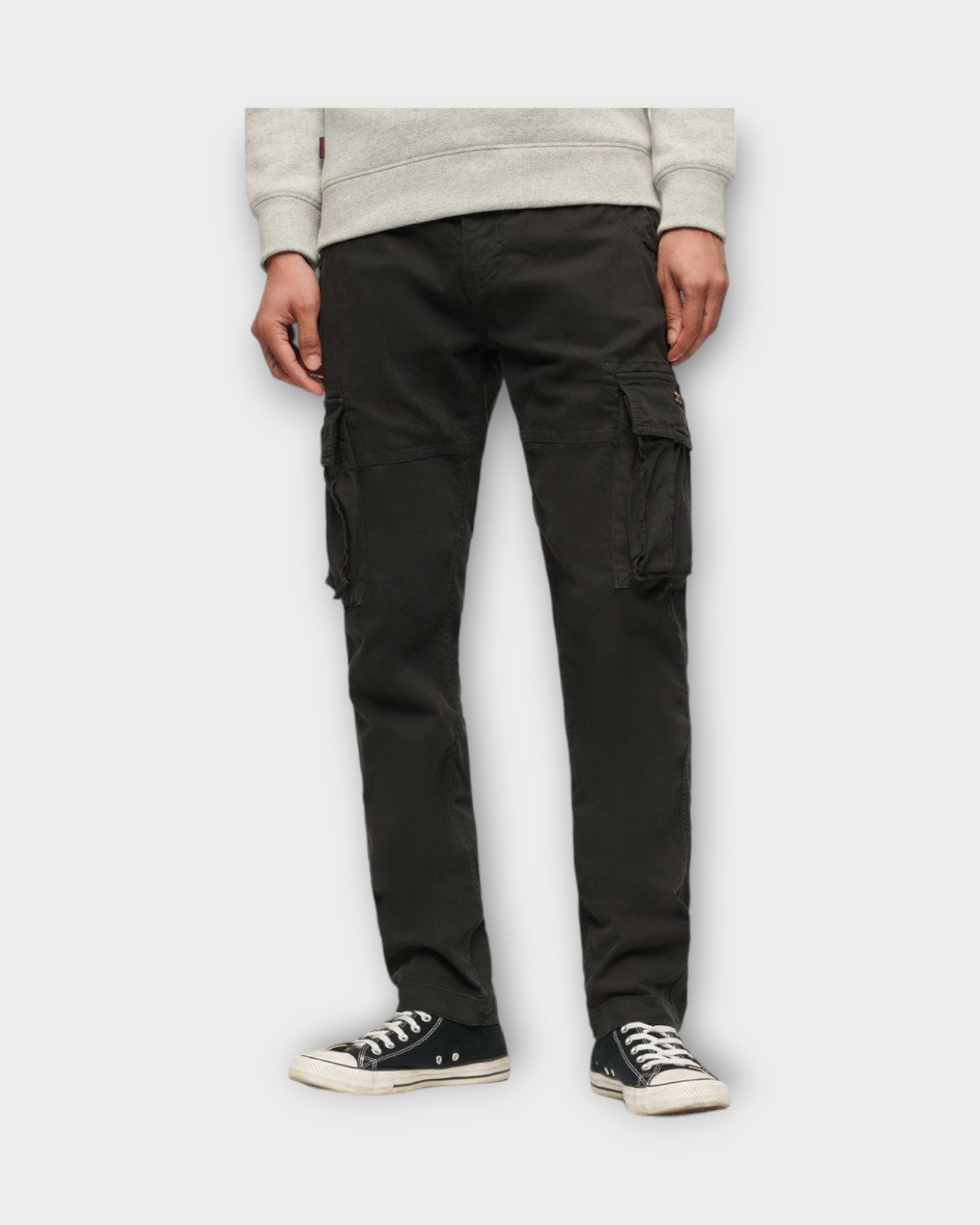 Core Cargo Pant Washed Black. Sorte Superdry Cargobukser til mænd. Her set i closeup.