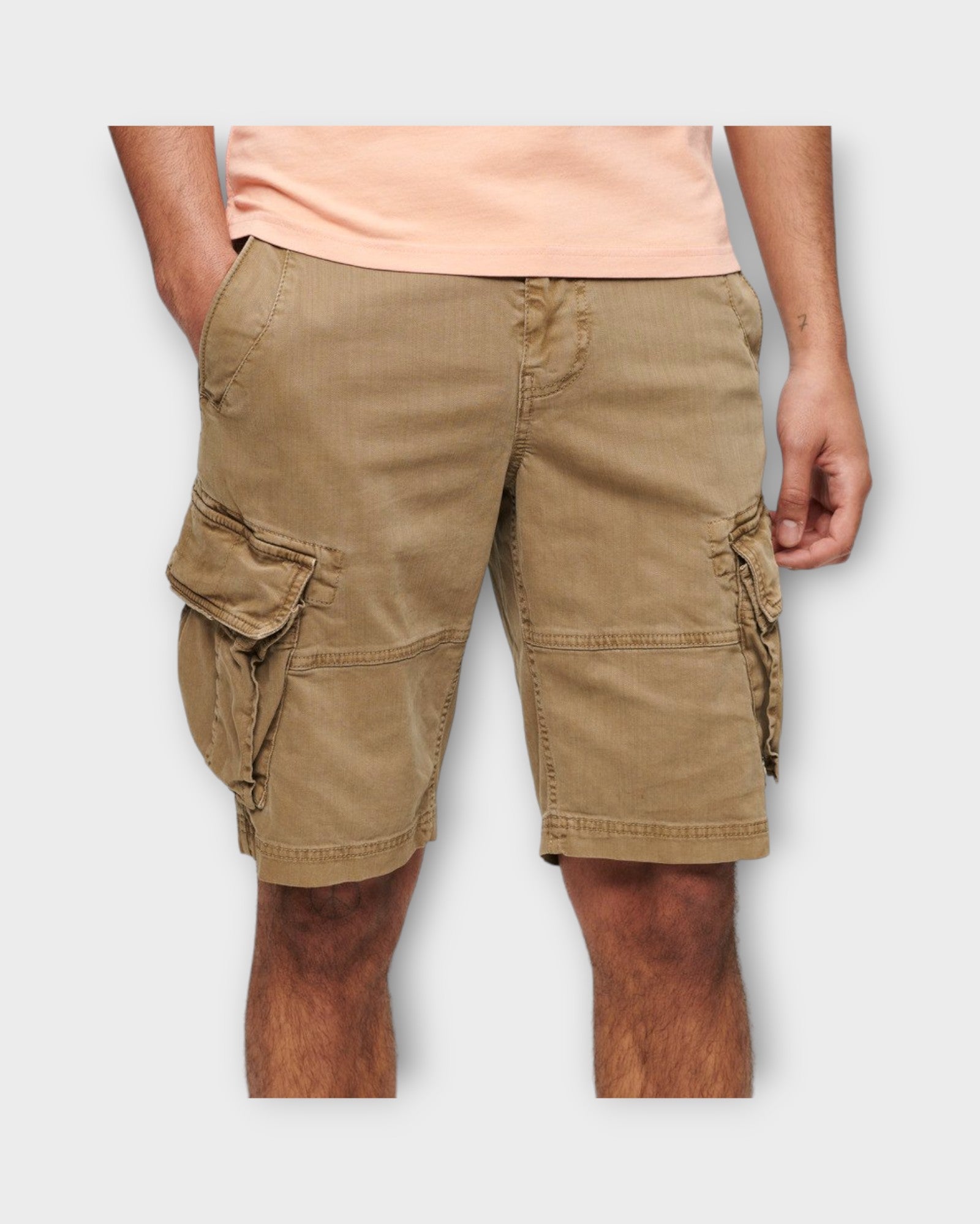 Core Cargo Short Tan Khaki fra Superdry. Mørk sandfarvet Cargoshorts til Mænd. Her set i closeup forfra.