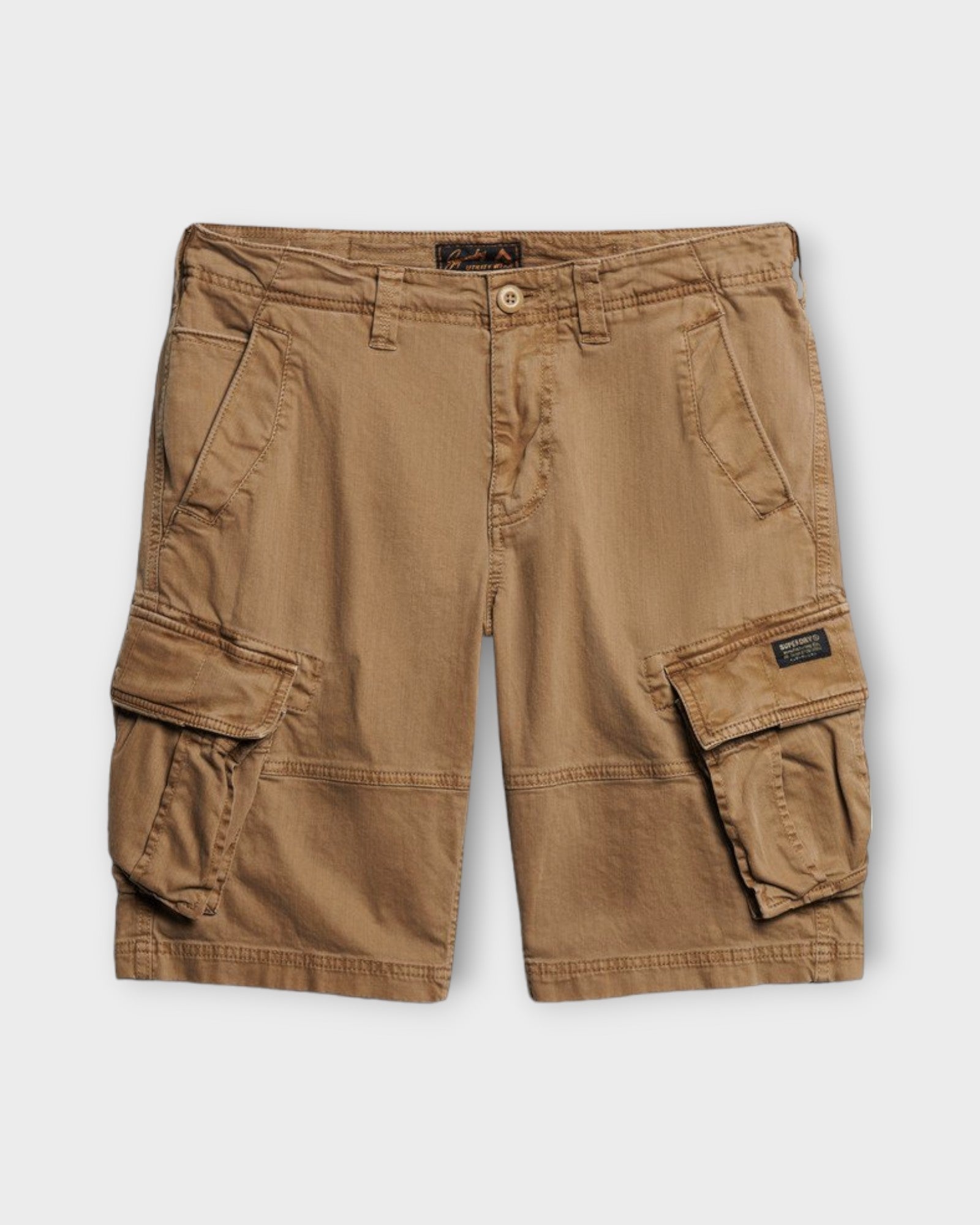 Core Cargo Short Tan Khaki fra Superdry. Mørk sandfarvet Cargoshorts til Mænd. Her set forfra.