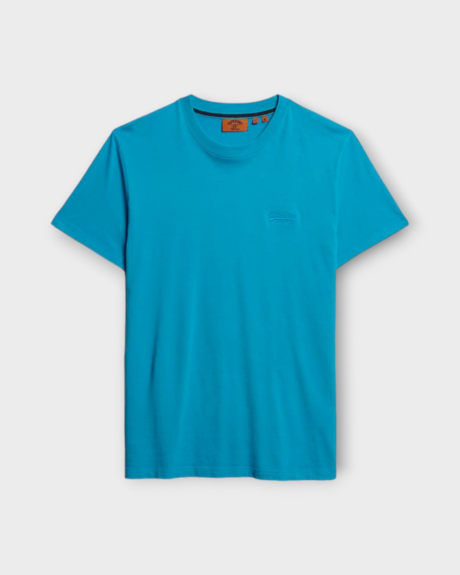 Essential Logo Emb Tee Atomic Blue fra Superdry. Neon blå kortærmet T-shirt til mænd. Her set forfra.