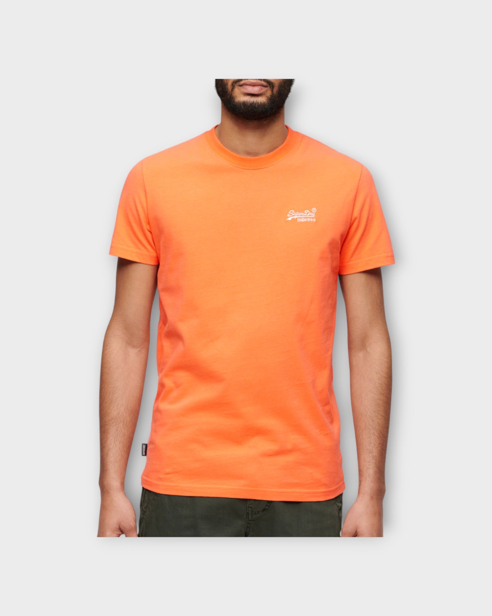 Essential Logo Emb Tee Sunburst Coral. Orange Superdry Herre T-shirt med logo. her set på model i closeup.