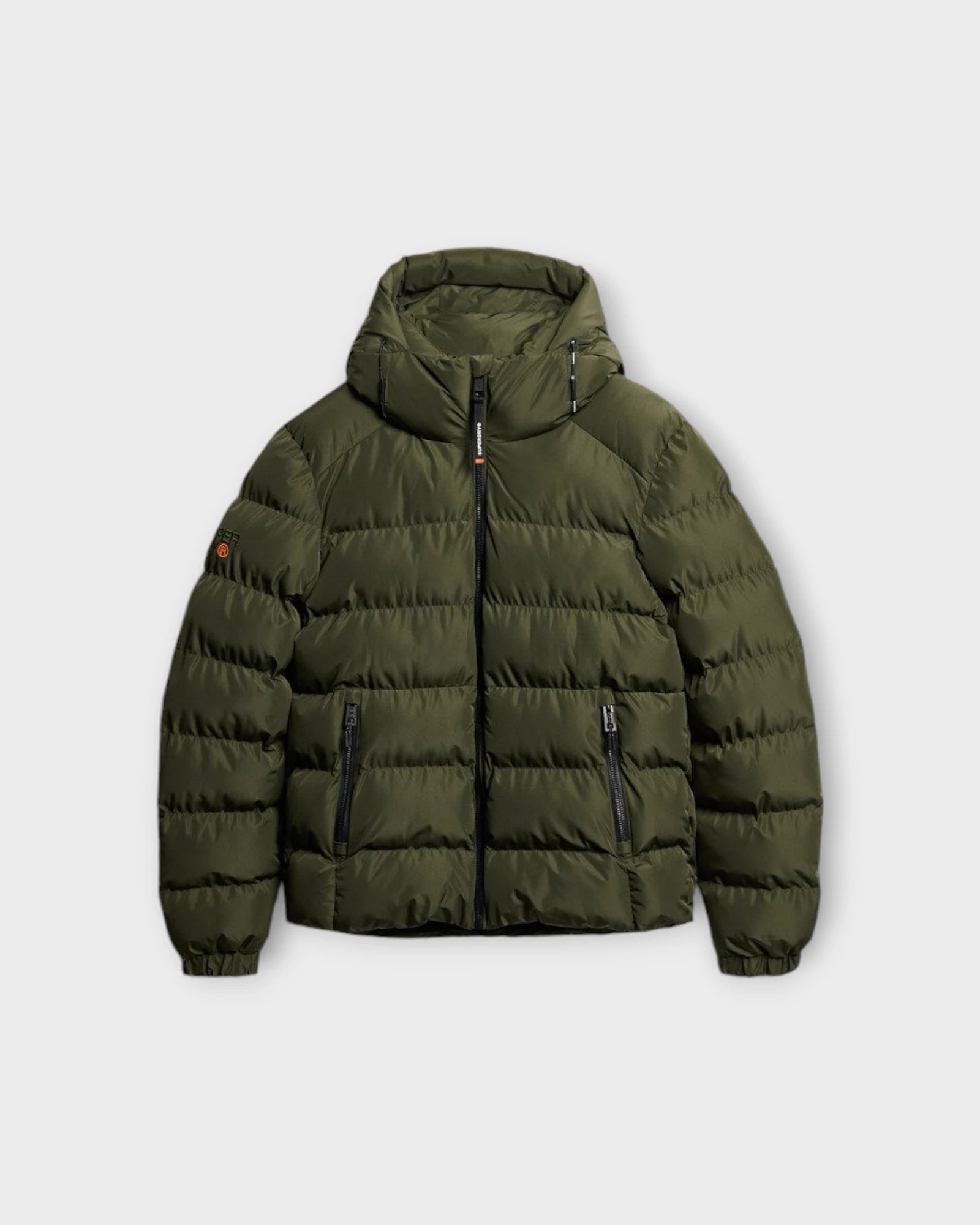 Hooded Sports Puffer Jacket Army Khaki - Grøn Superdry Herre Vinterjakke. Her set forfra.