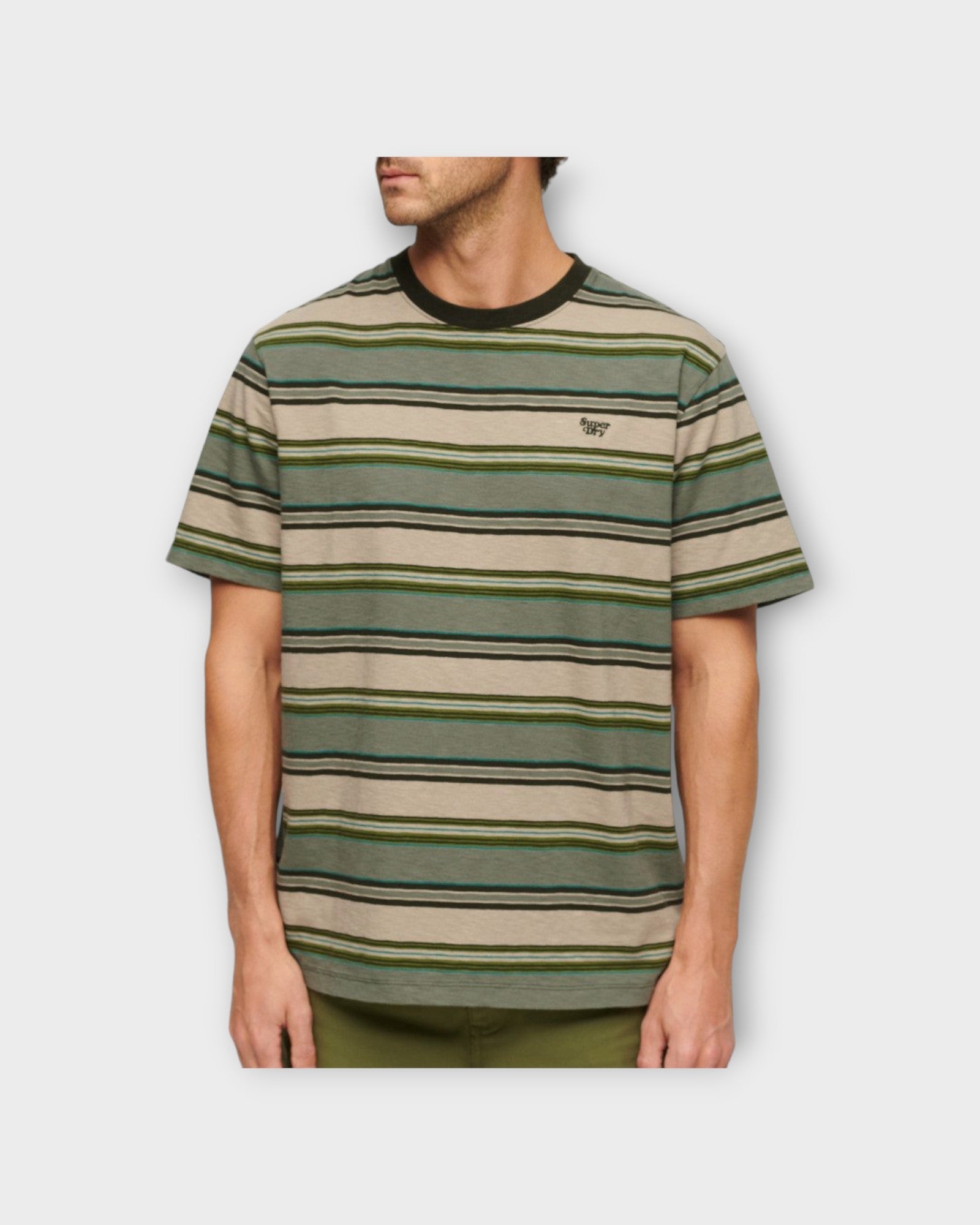 Relaxed Fit Stripe T-shirt Green Stripe. Grøn Stribet Superdry T-shirt til mænd. Her set i closeup.