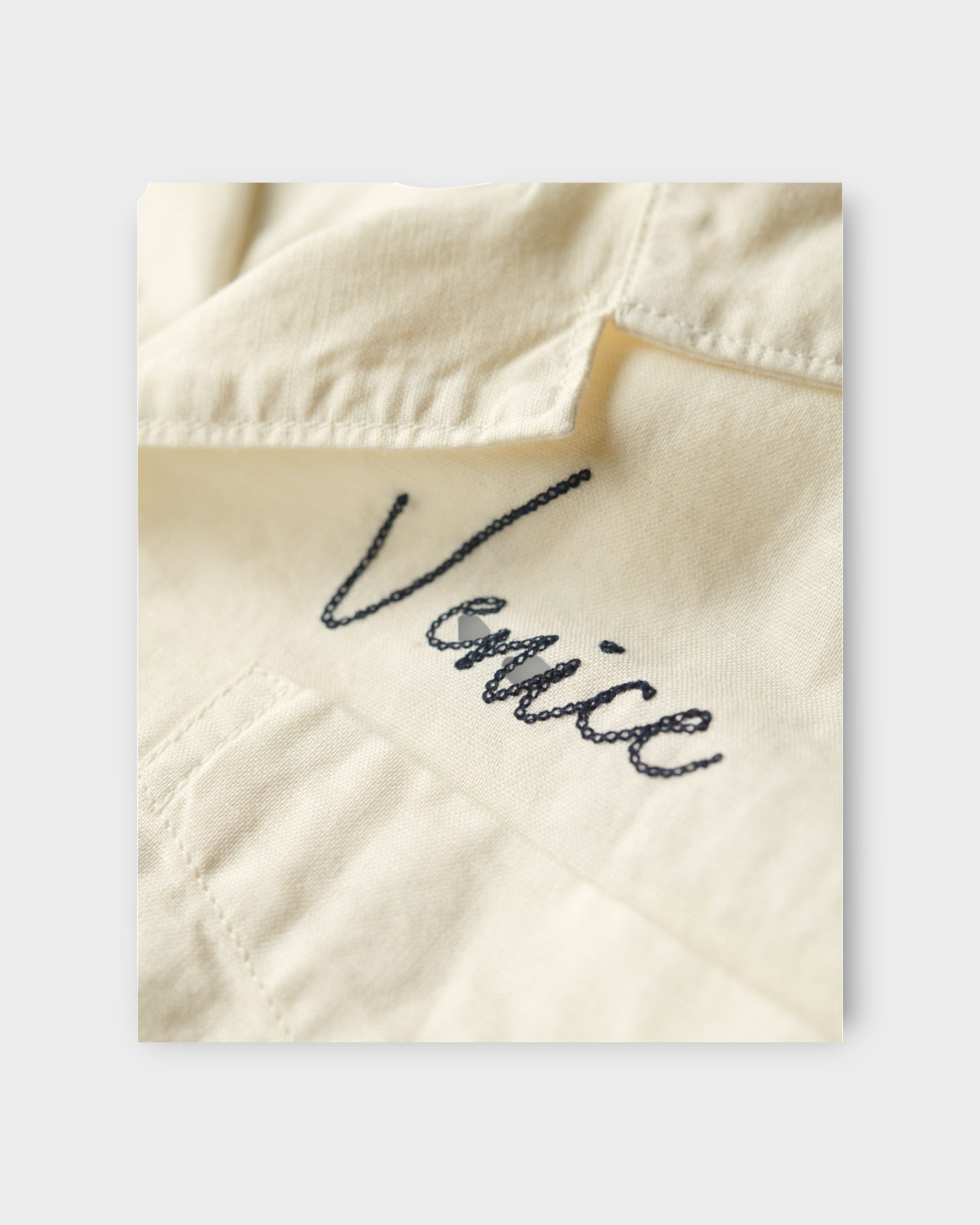 Vintage Resort S/S Shirt Off White. Korærmet Superdry Hørskjorte. Her set i closeup.