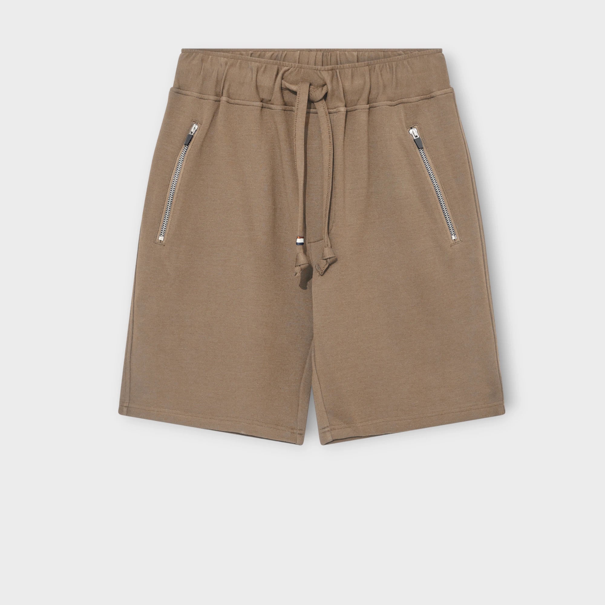 Abel Zip Shorts New Sand fra Mos Mosh Gallery, sandfarvet bløde shorts til mænd. Her set forfra.