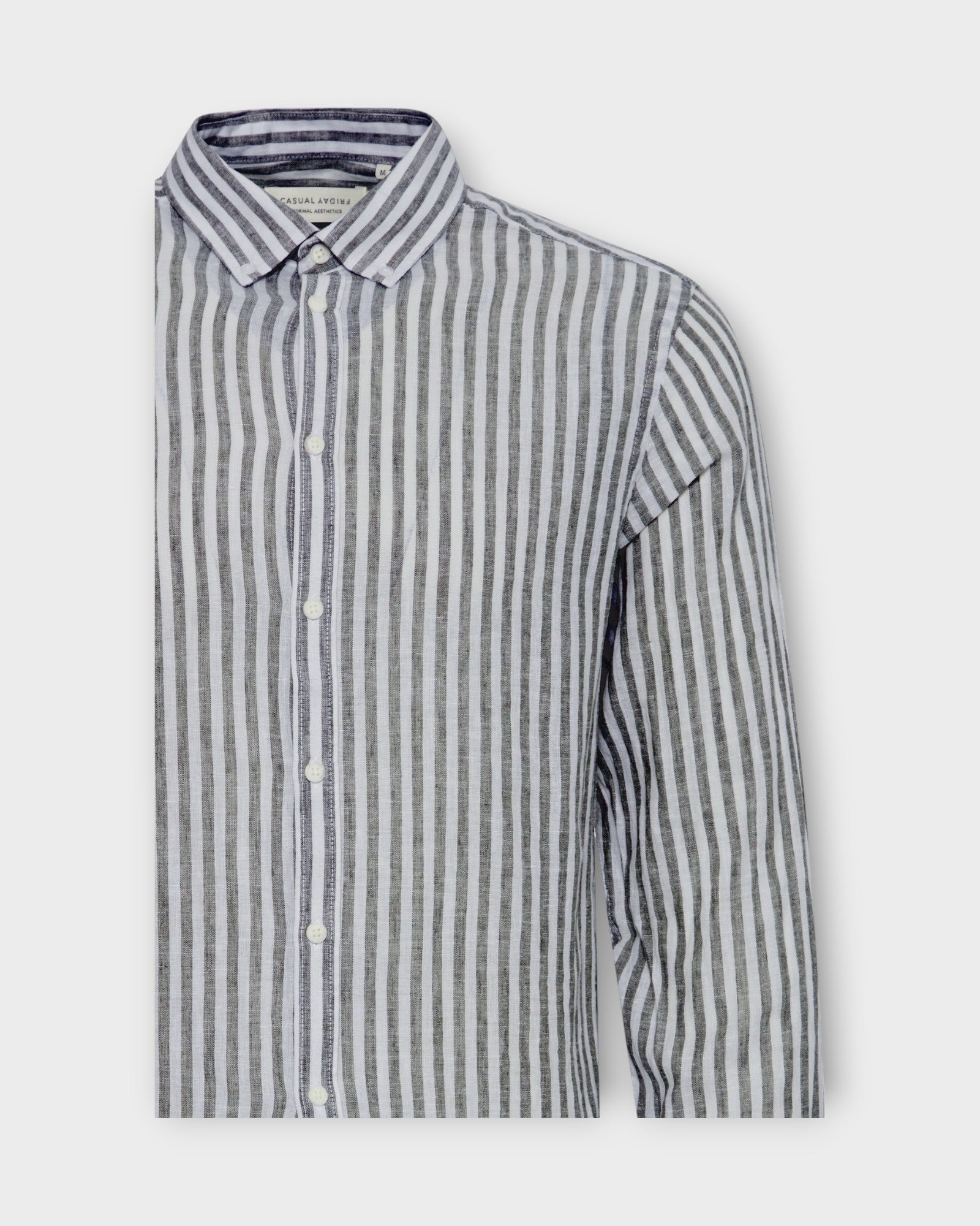 Anton Striped Linen Mix Shirt Dark Navy fra Casual Friday. Blå og hvid stribet langærmet hørskjorte til mænd. Her set i closeup.