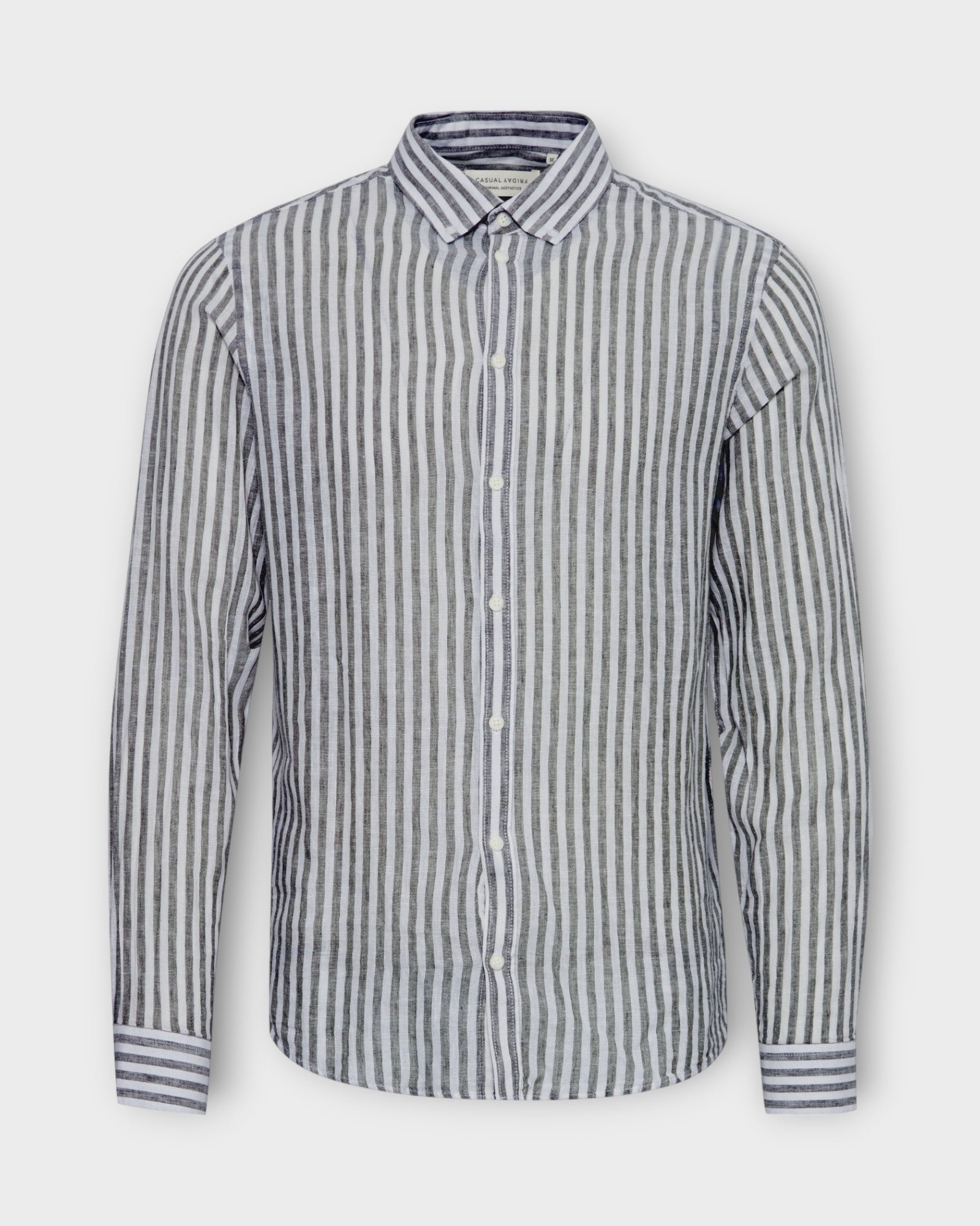 Anton Striped Linen Mix Shirt Dark Navy fra Casual Friday. Blå og hvid stribet langærmet hørskjorte til mænd. Her set forfra.