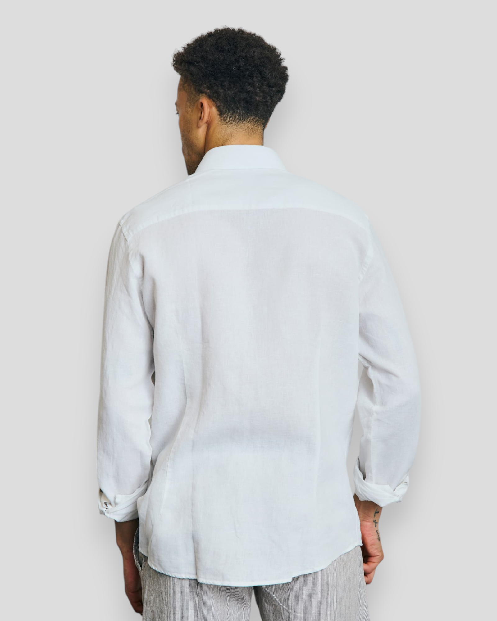 Antonelli hvid hørskjorte fra Bruun & Stengade – modern fit, lavet af 74% hør og 26% bomuld, perfekt til afslappet sommerlook.