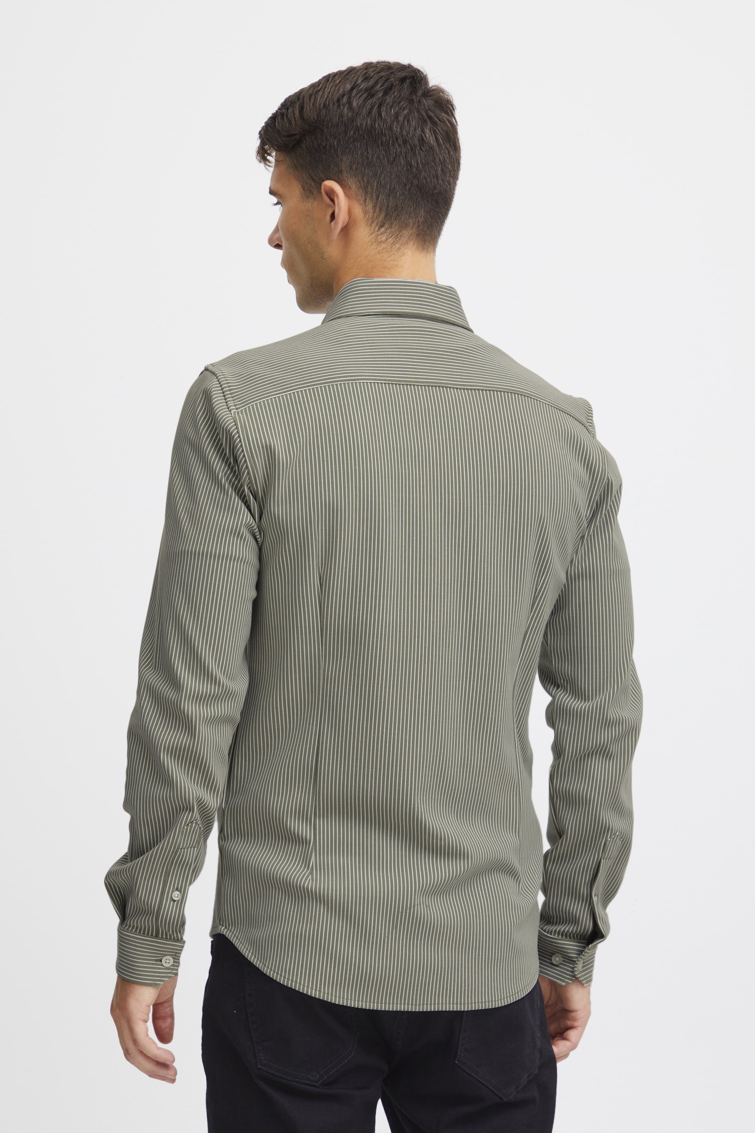 Arthur Striped Shirt Vetiver Green, grøn stribet skjorte til mænd fra Casual Friday. Her set på model bagfra.