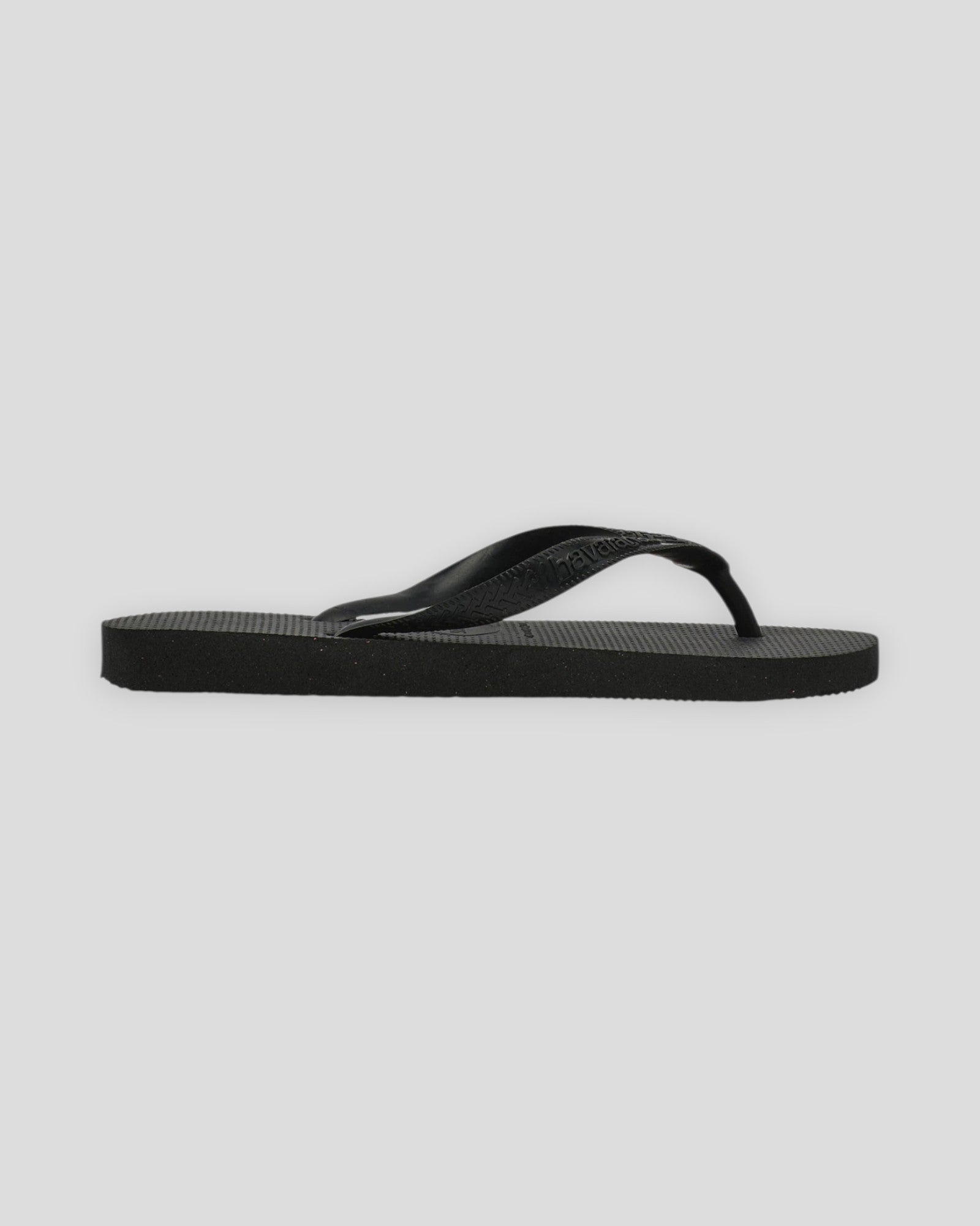 Sort Havaianas damesandaler med tynd rem og slidsåle, vist på en bøjning, perfekt til sommerbrug.