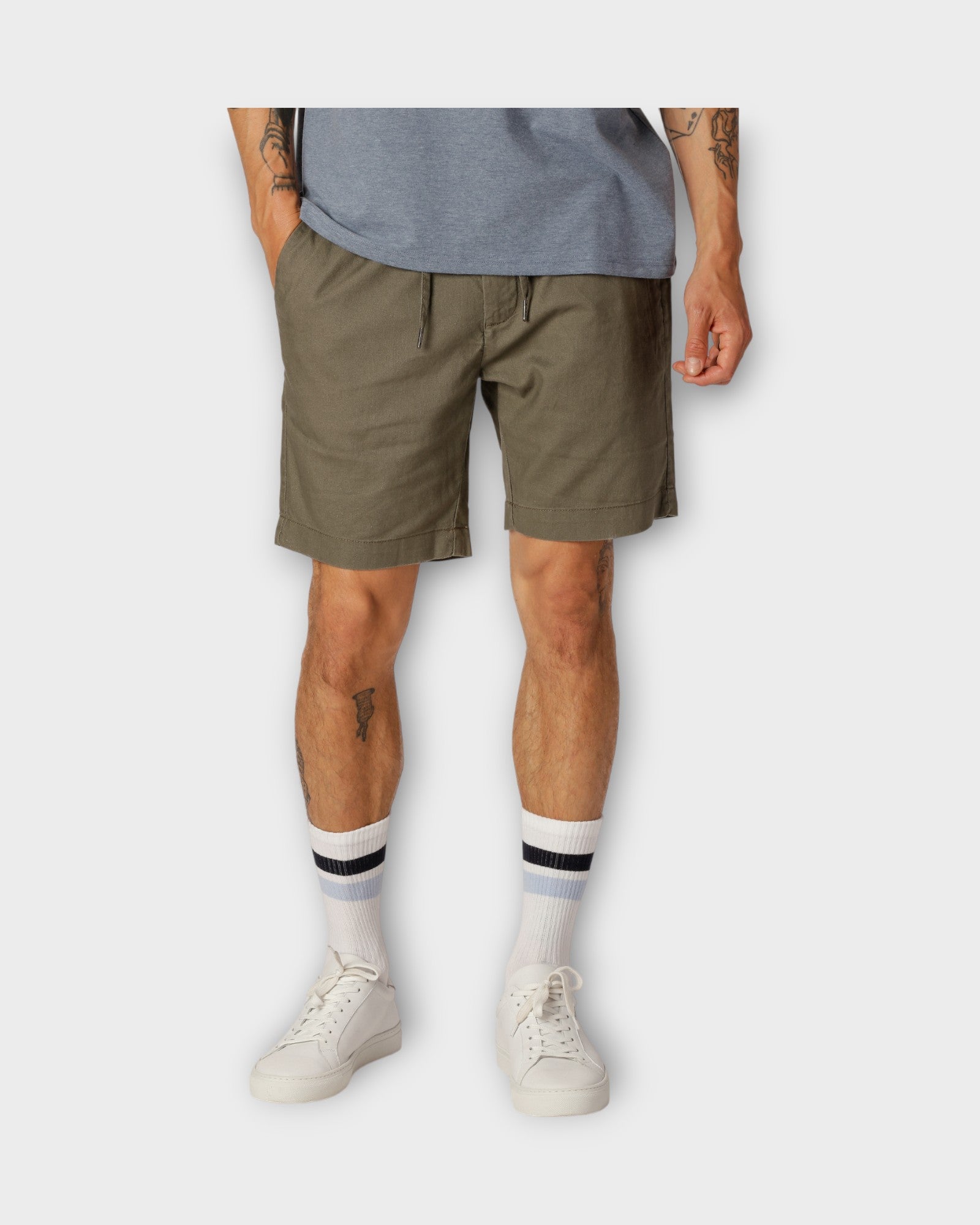 CC1860 Barcelona Cotton Linen Shorts Dusty Green. Grønne hørshorts til mænd fra Clean Cut Copenhagen. Her set på model forfra.