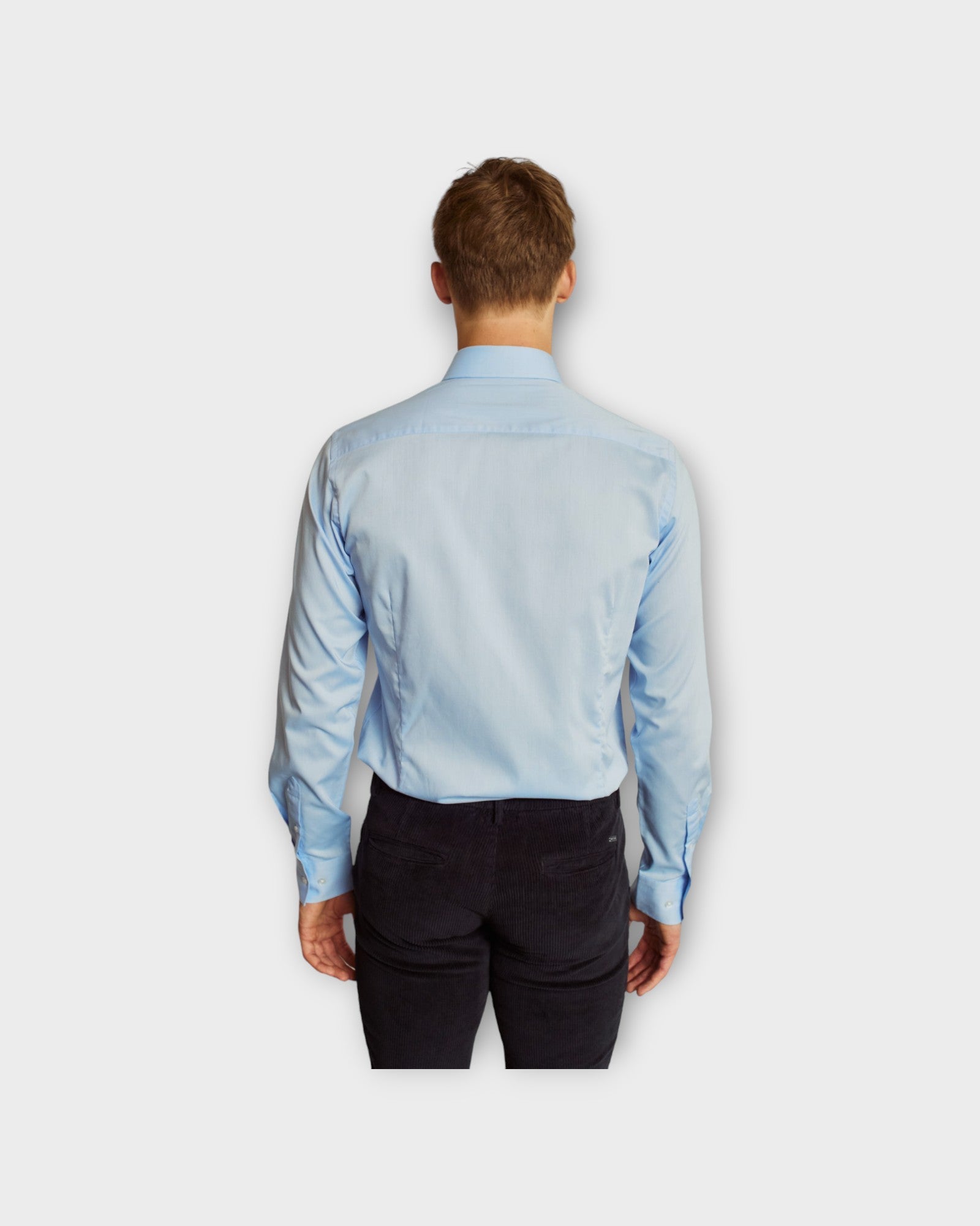 Barnes Modern Fit Shirt Light Blue - Lyseblå Bruun og Stengade Herre Skjorte. Her set på model bagfra.