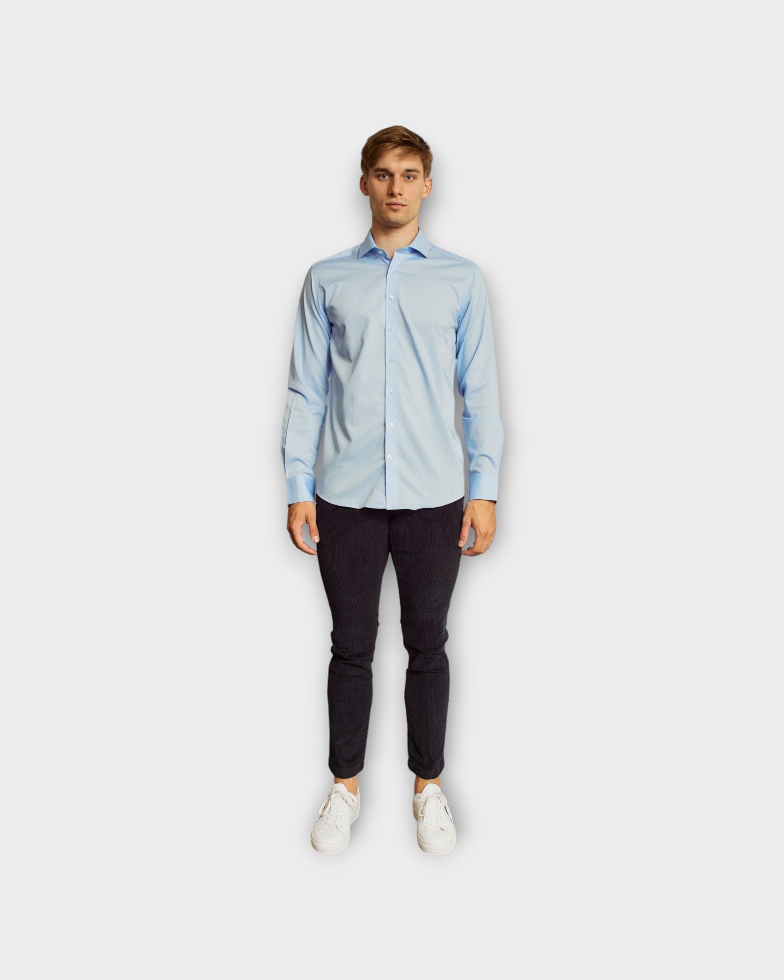 Barnes Modern Fit Shirt Light Blue - Lyseblå Bruun og Stengade Herre Skjorte. Her set på model forfra.