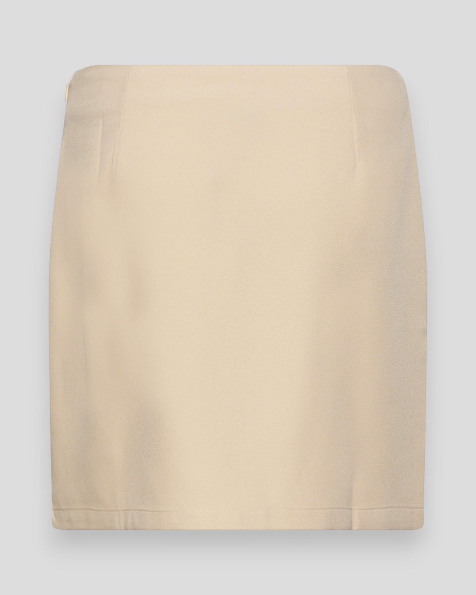 Noella Bossy nederdel i sandfarvet, kvindelig nederdel med elegant snit, set bagfra.