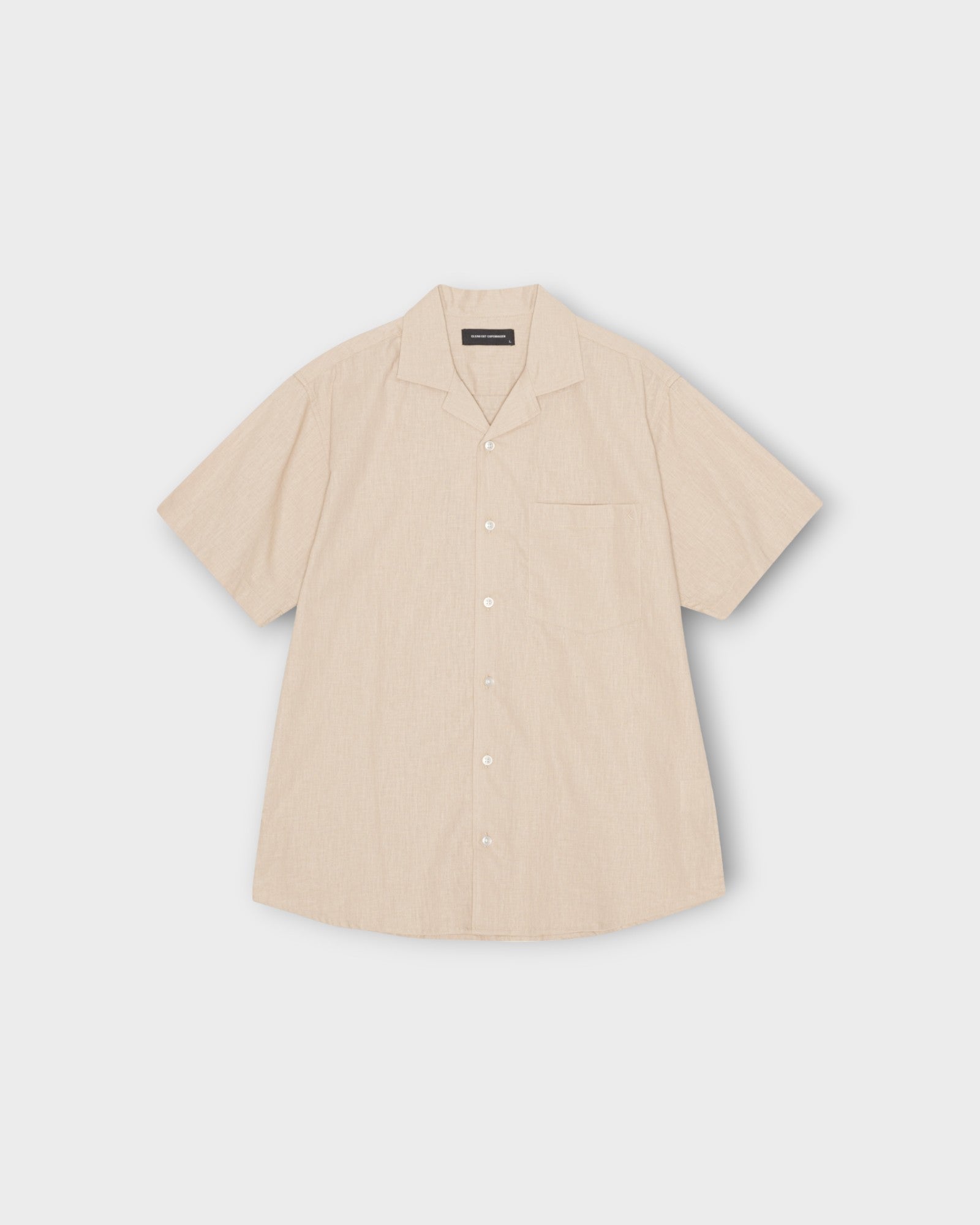 Bowling Cotton Linen Shirt S/S Khaki - Kortærmet sandfarvet Clean Cut Copenhagen Hørskjorte. Her set forfra.