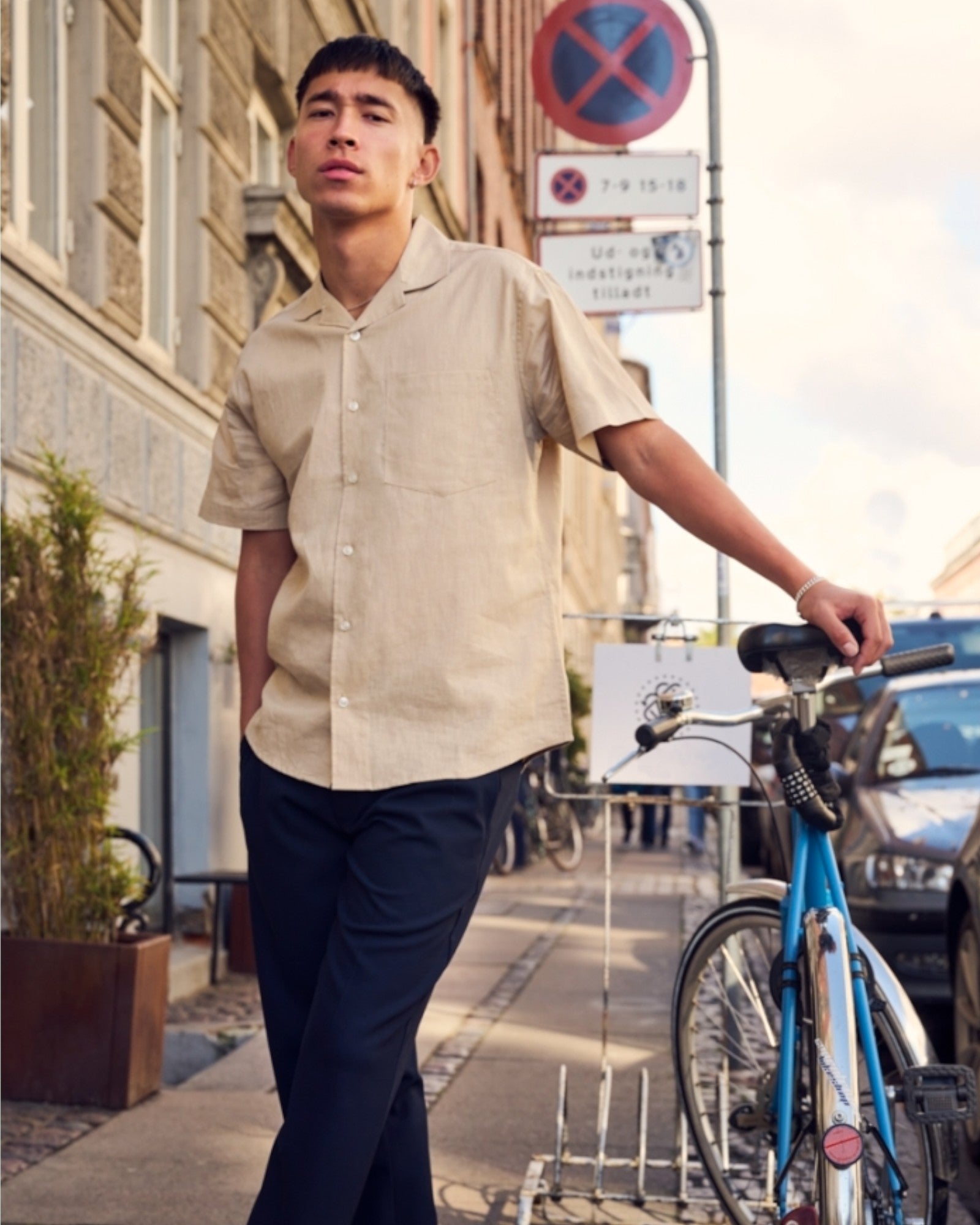 Bowling Cotton Linen Shirt S/S Khaki - Kortærmet sandfarvet Clean Cut Copenhagen Hørskjorte. Her set model forfra.