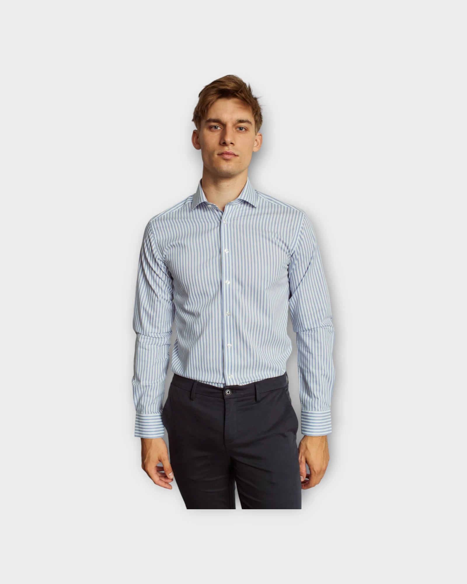 Griffin Slim Fit Shirt Light Blue White - Stribet Bruun og Stengade Herre Skjorte. Her set på model forfra.